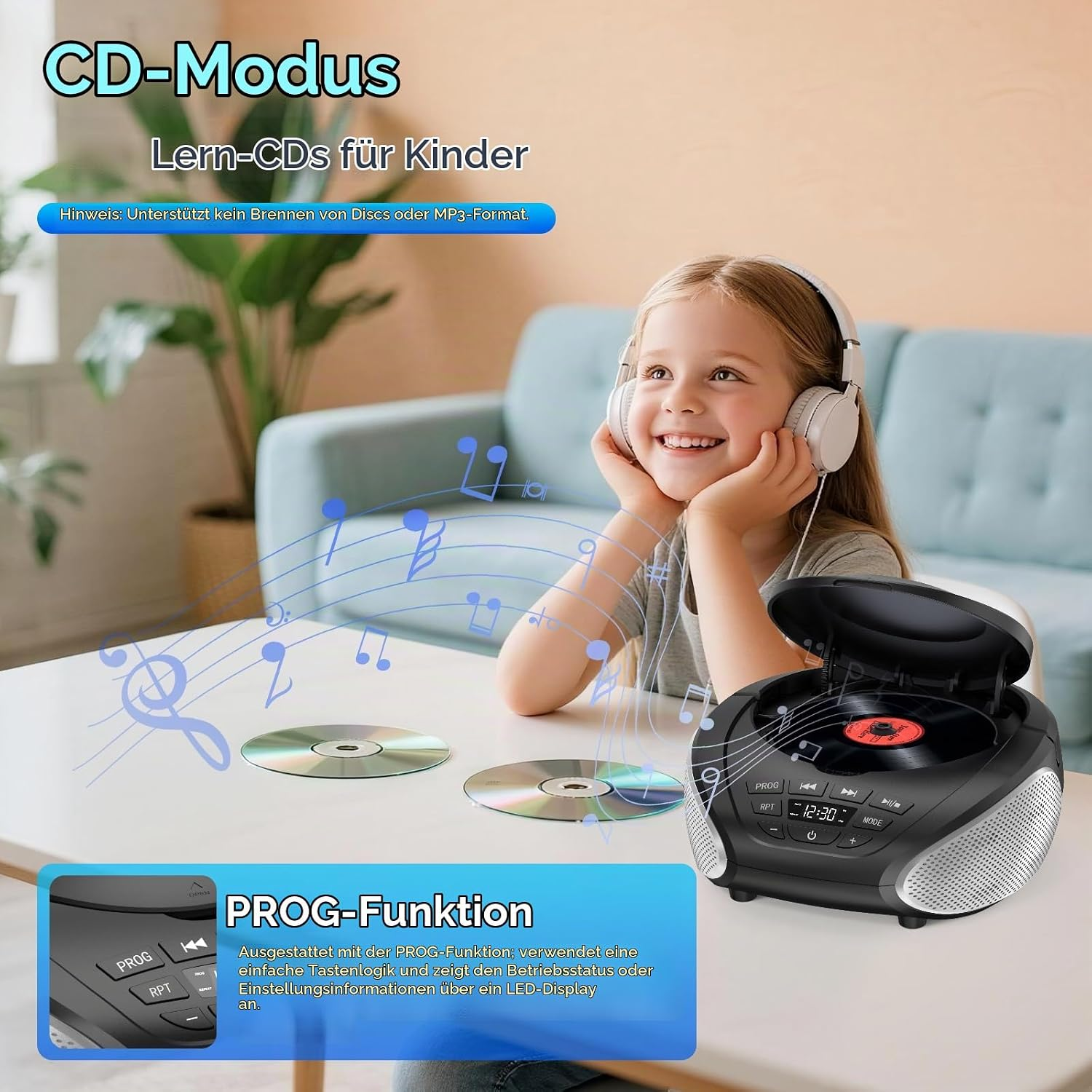 Ein Kind mit Kopfhörern lächelt, während Musik aus einem tragbaren CD-Player auf dem Tisch spielt.