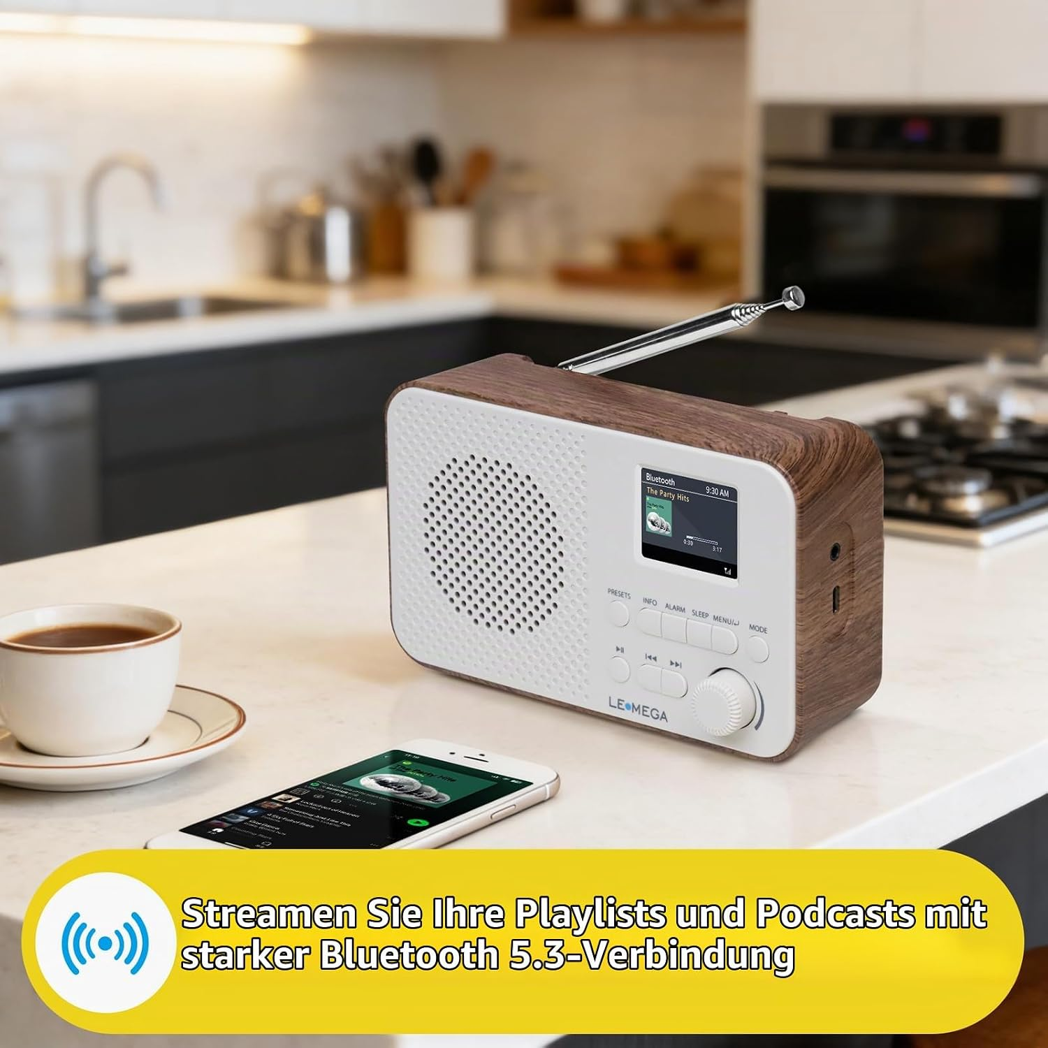 Ein Holzradio, ein Smartphone und eine Kaffeetasse auf einer Küchentheke.