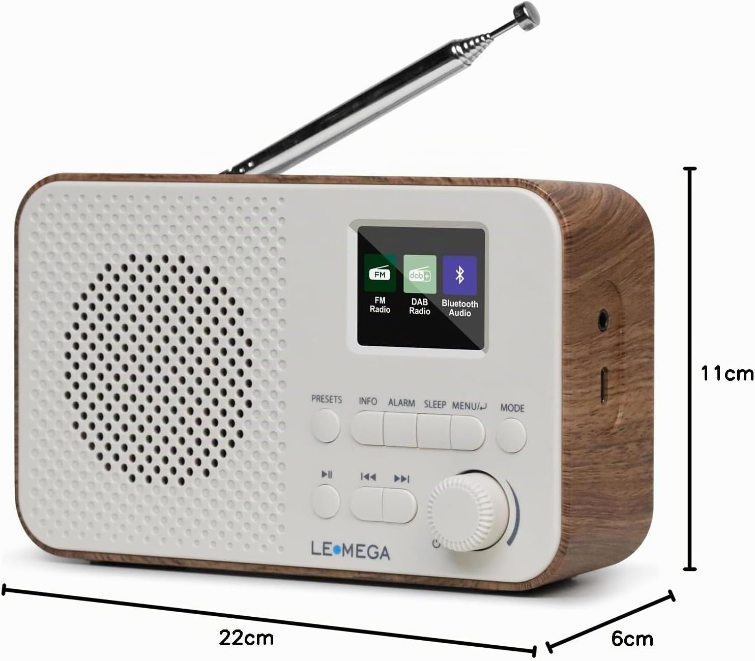 Tragbares Radio mit Holzoptik, weißer Front, Bildschirm, Lautsprecher, Knöpfen und Antenne auf weißem Grund.