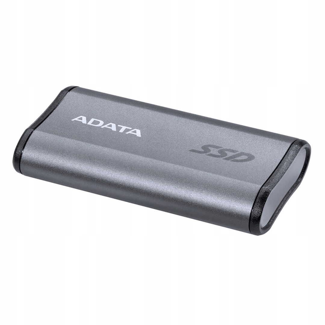 Eine graue ADATA SSD Festplatte mit schwarzem Rand und weißer Aufschrift auf weißem Hintergrund.