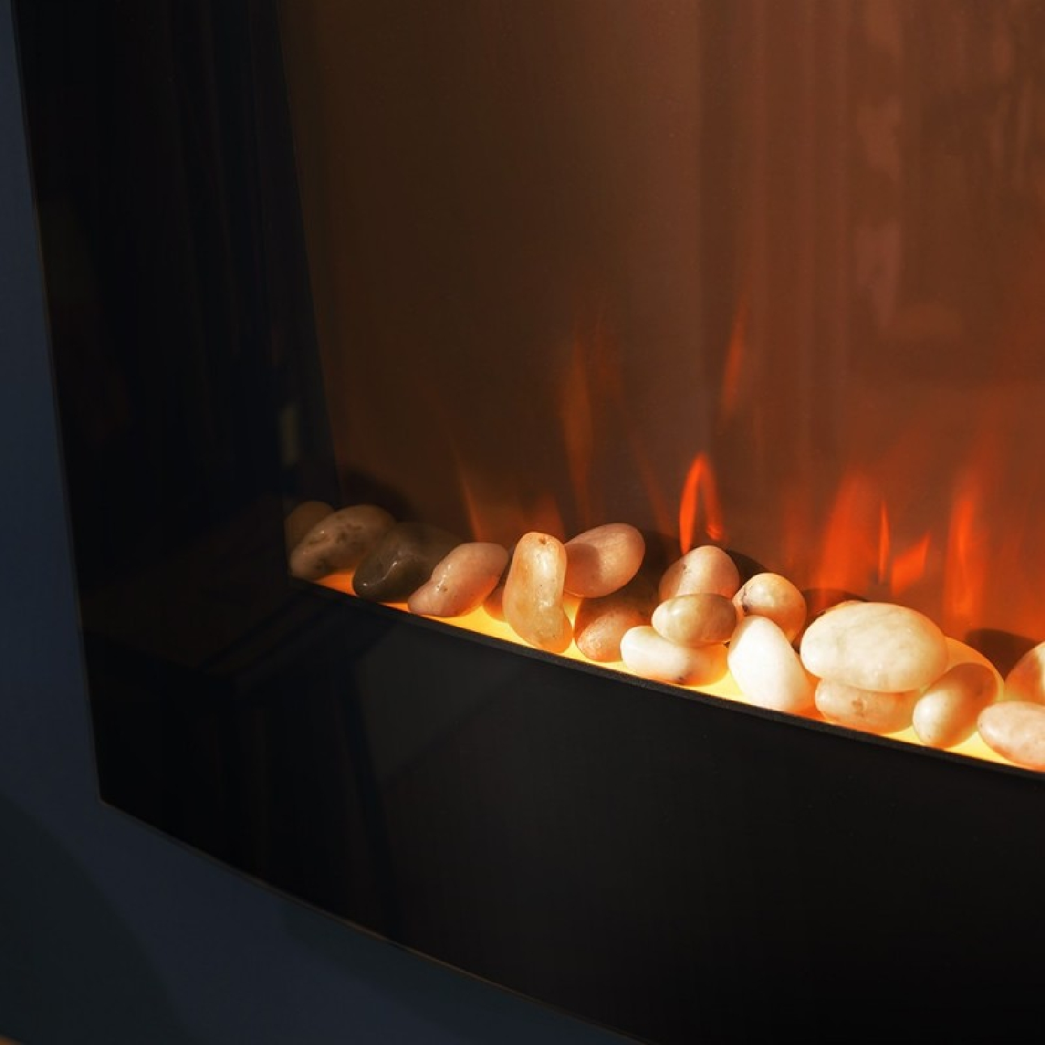 Una chimenea eléctrica muestra piedras decorativas iluminadas con llamas cálidas.