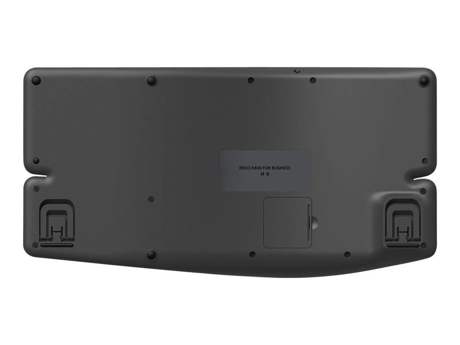 Unterseite einer schwarzen ergonomischen Tastatur mit ausklappbaren Standfüßen und einem Batteriefach.