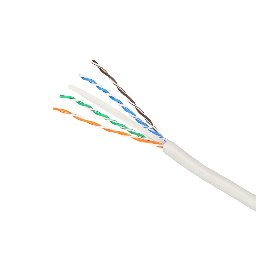 Odsłonięty kabel ethernetowy z czterema skręconymi parami kolorów i białym separatorem na białym tle.