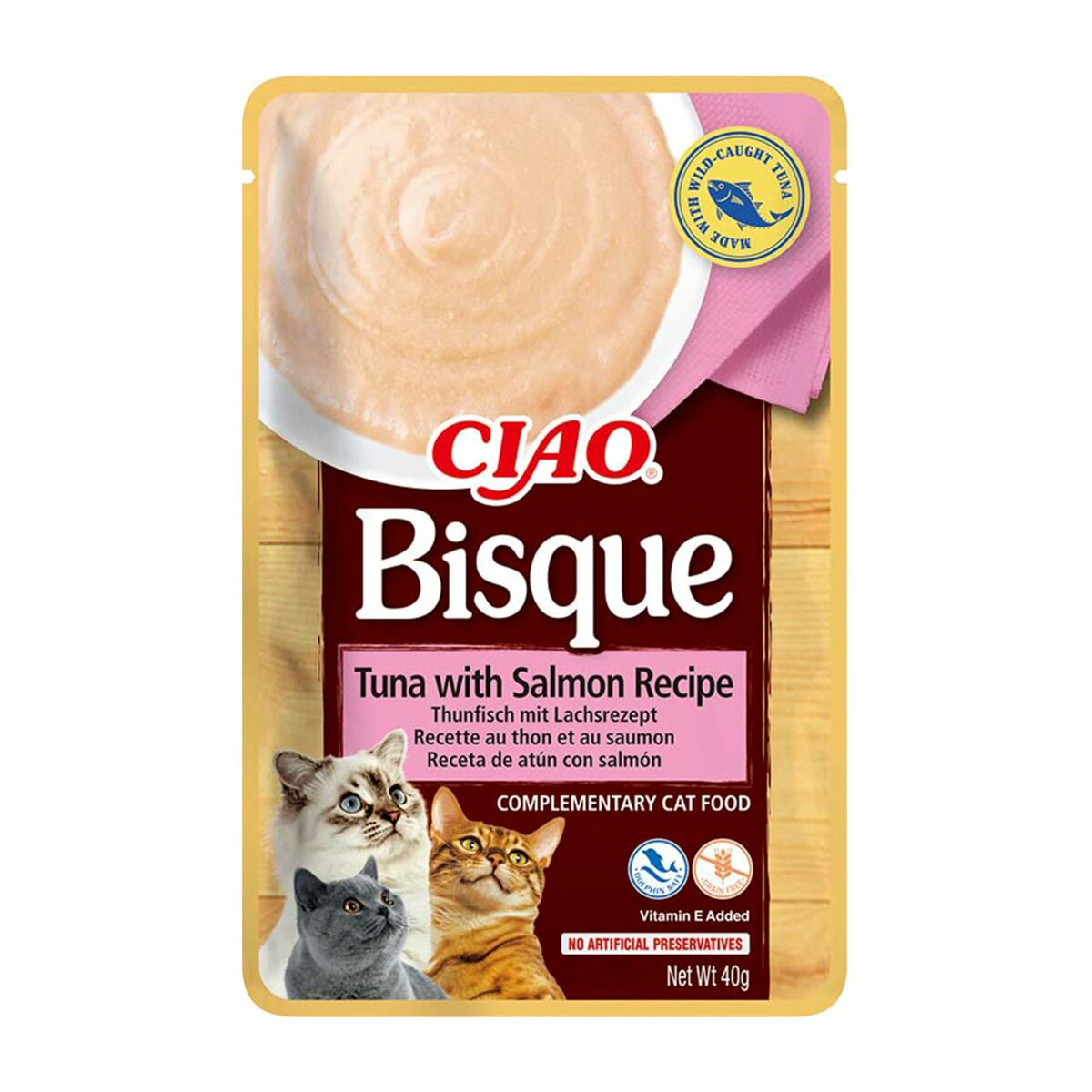 Saszetka karmy dla kota Ciao Bisque z tuńczykiem i łososiem, z trzema kotami i miską puree.