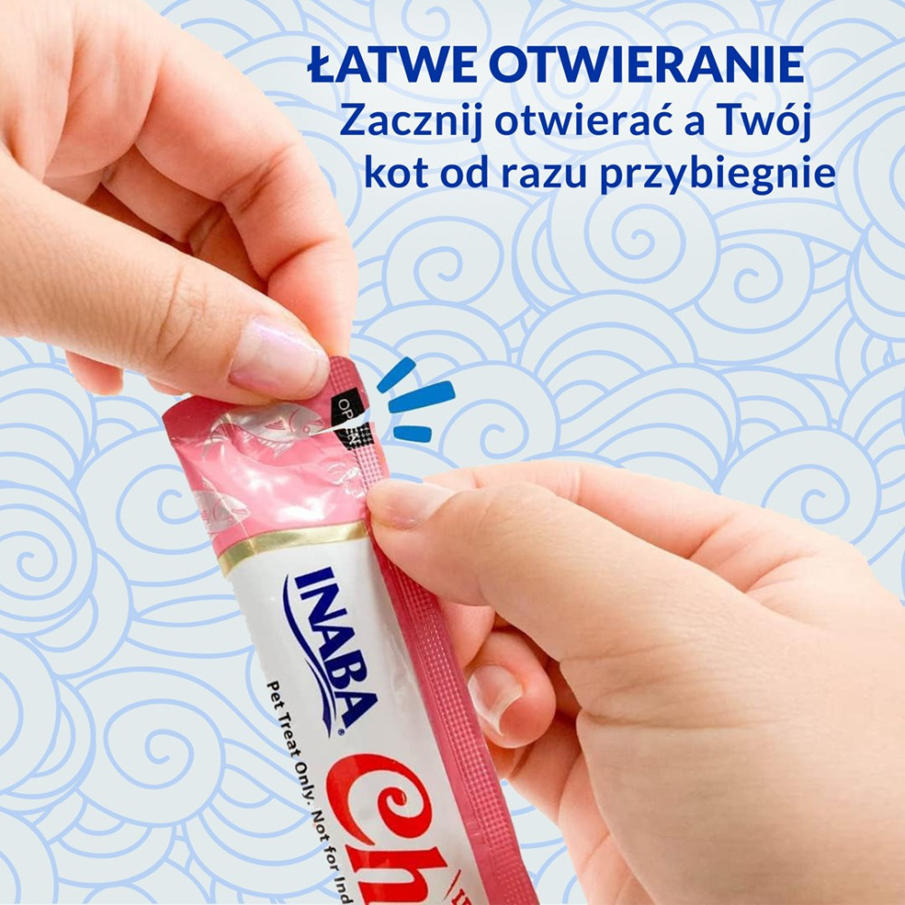 Ręce otwierające różowe opakowanie przysmaków dla kota Inaba Churu na niebieskim tle.