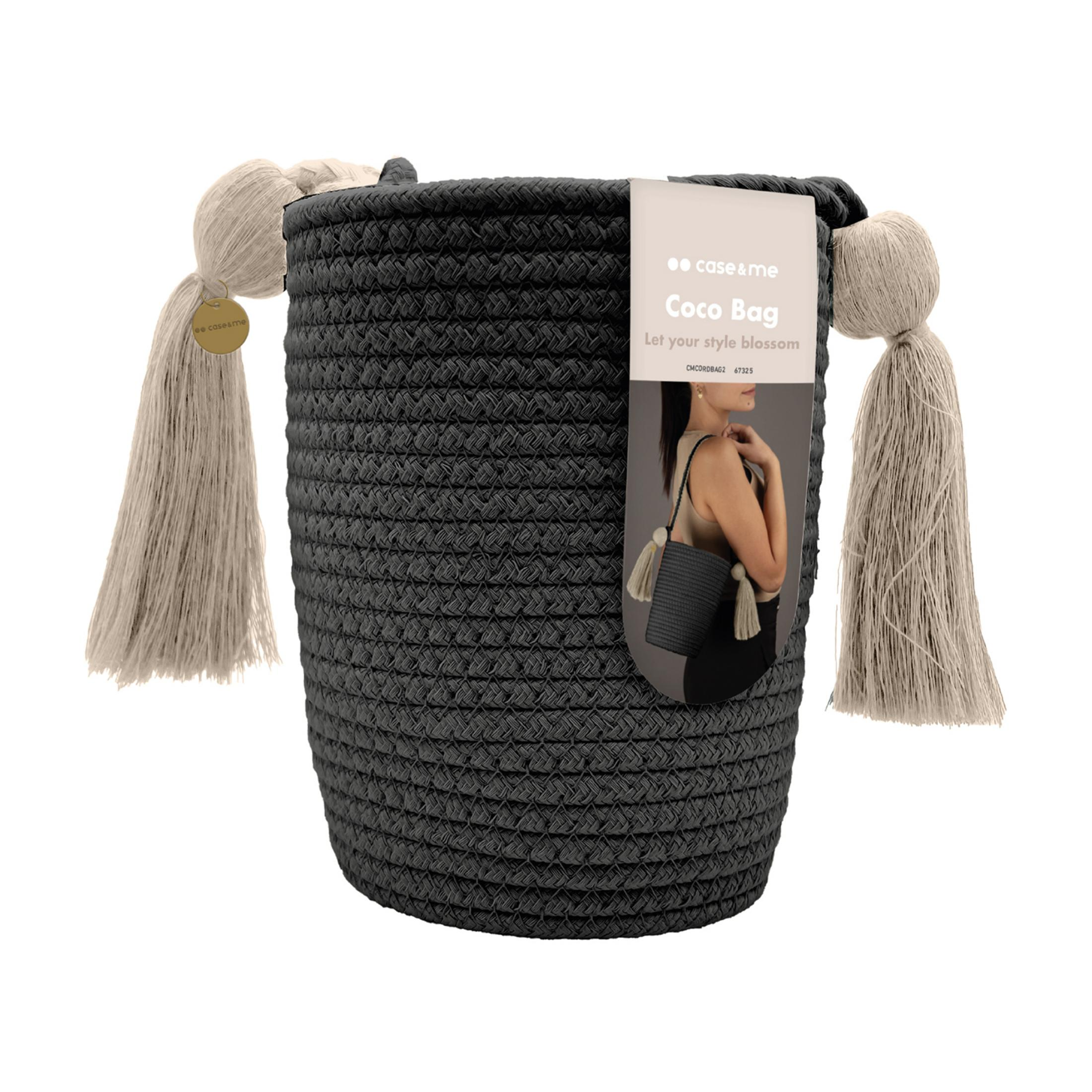 Bolso Coco tejido en gris oscuro con grandes borlas beiges en los lados.
