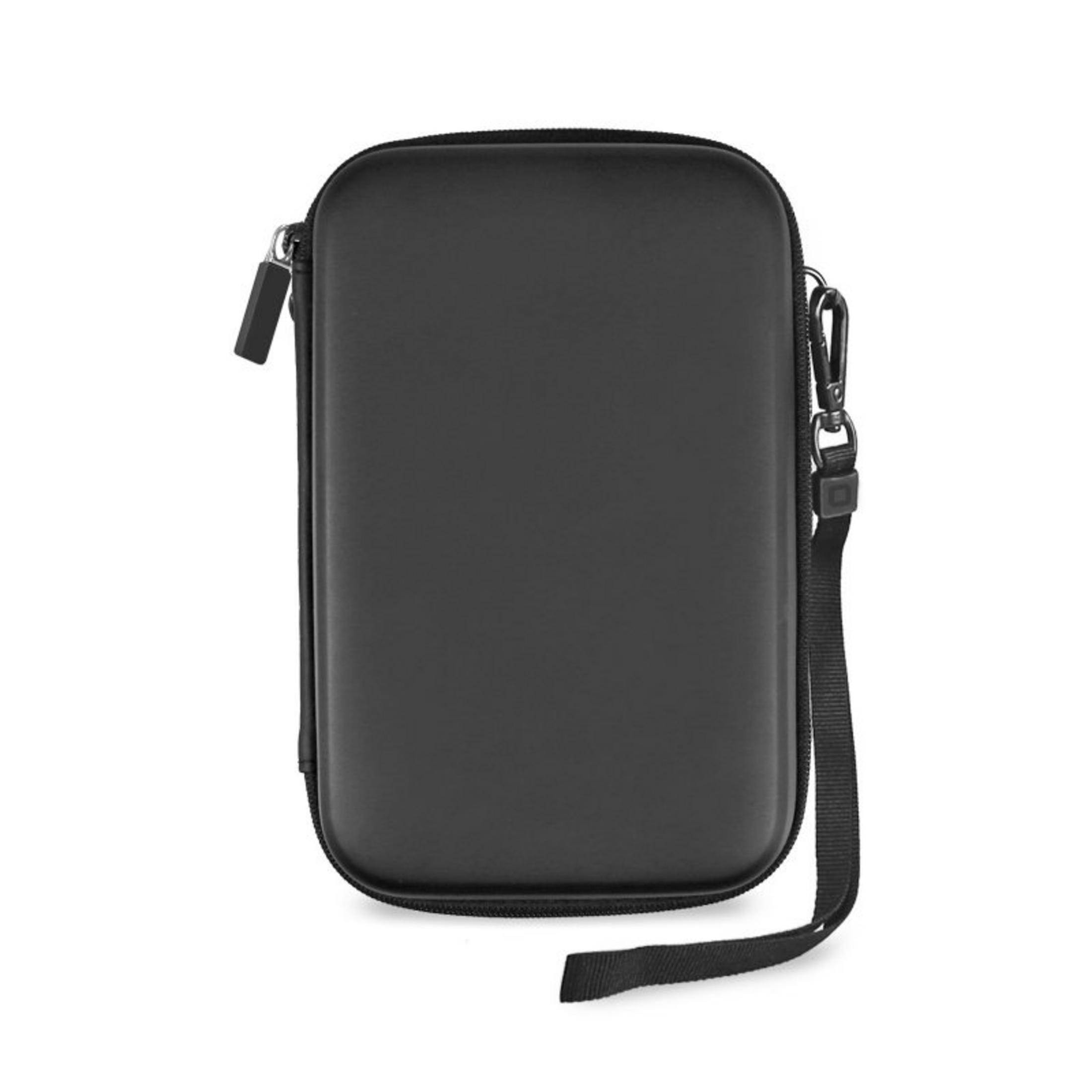 Estuche rígido negro con cremallera y correa para la muñeca sobre fondo blanco.