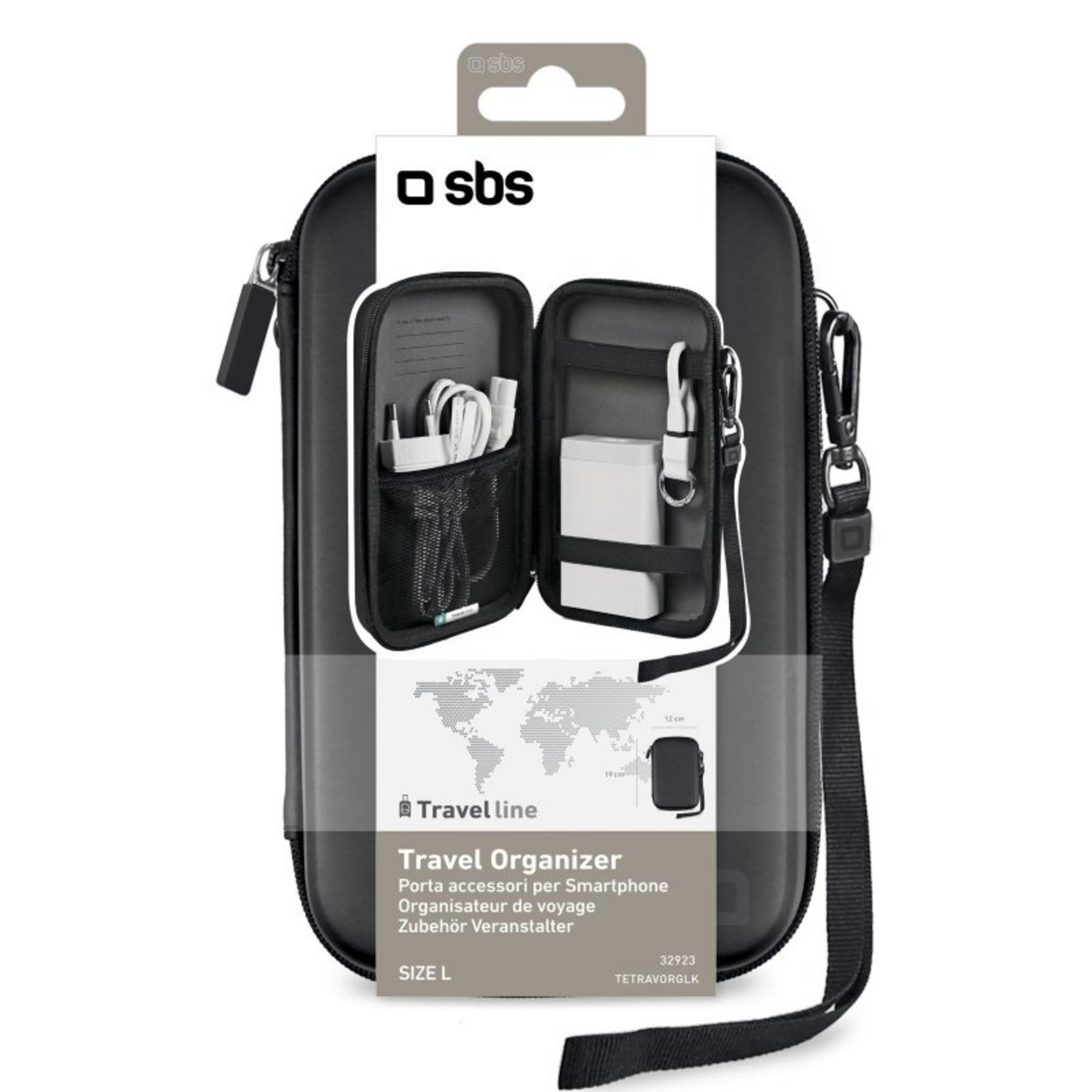 Un estuche organizador de viaje SBS negro con correa para el hombro, mostrado en su embalaje con cables y adaptadores.