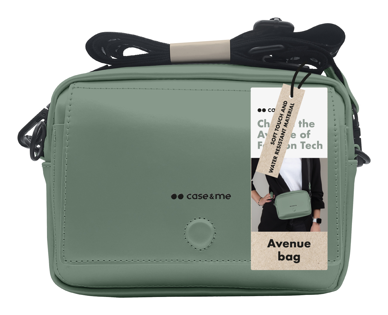 Un bolso bandolera Avenue verde salvia de Case&Me con correa negra y etiqueta de producto sobre fondo blanco.