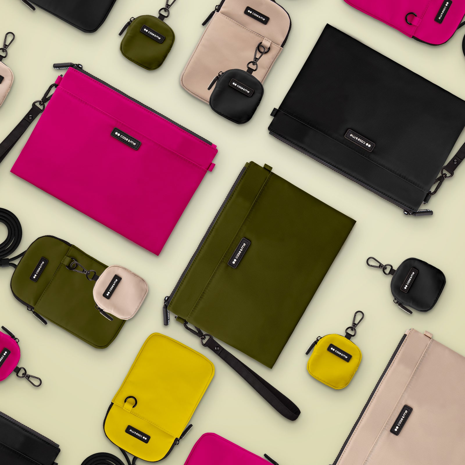 Estuches coloridos para teléfonos y AirPods dispuestos sobre un fondo beige.