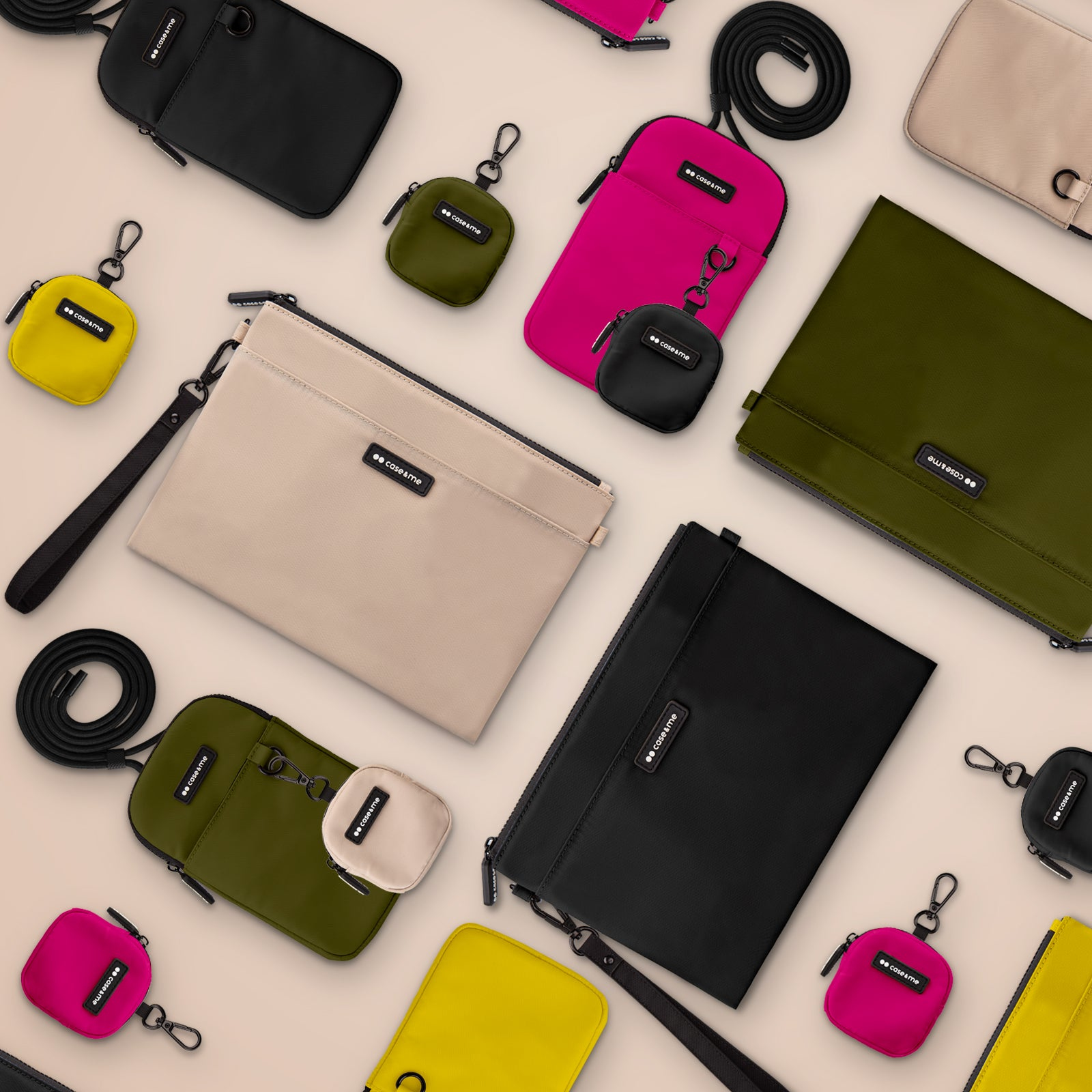Una disposición de varios bolsos coloridos, fundas para móviles y pequeños estuches para llaveros sobre fondo claro.