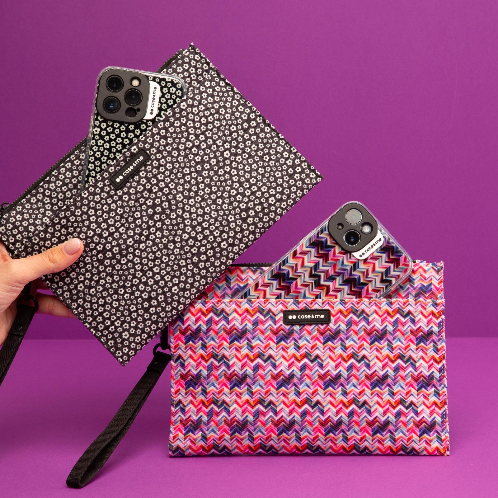 Dos estUCHes estampados con smartphones a juego sobre fondo morado.