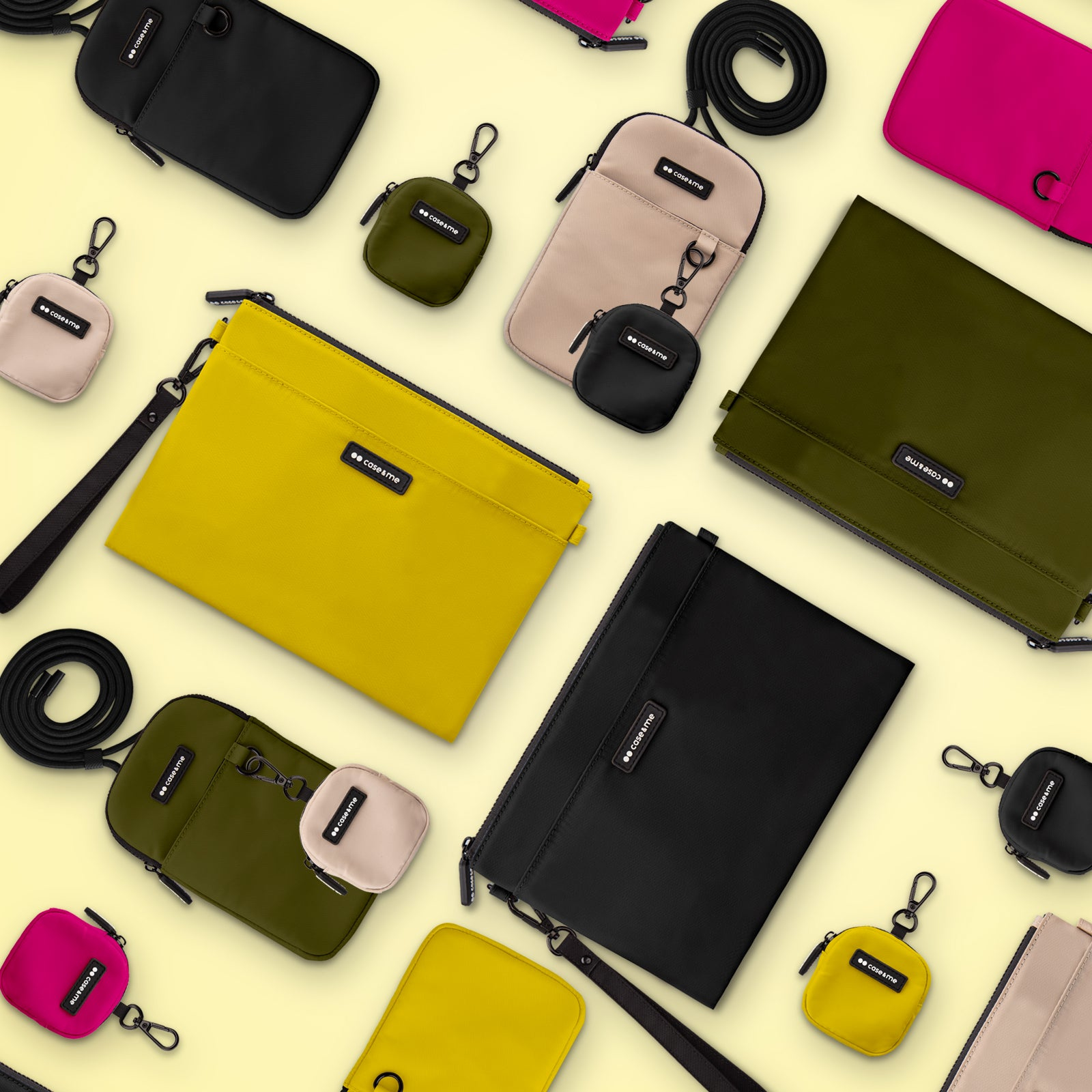 Bolsos, estuches y llaveros coloridos dispuestos en plano sobre fondo claro.