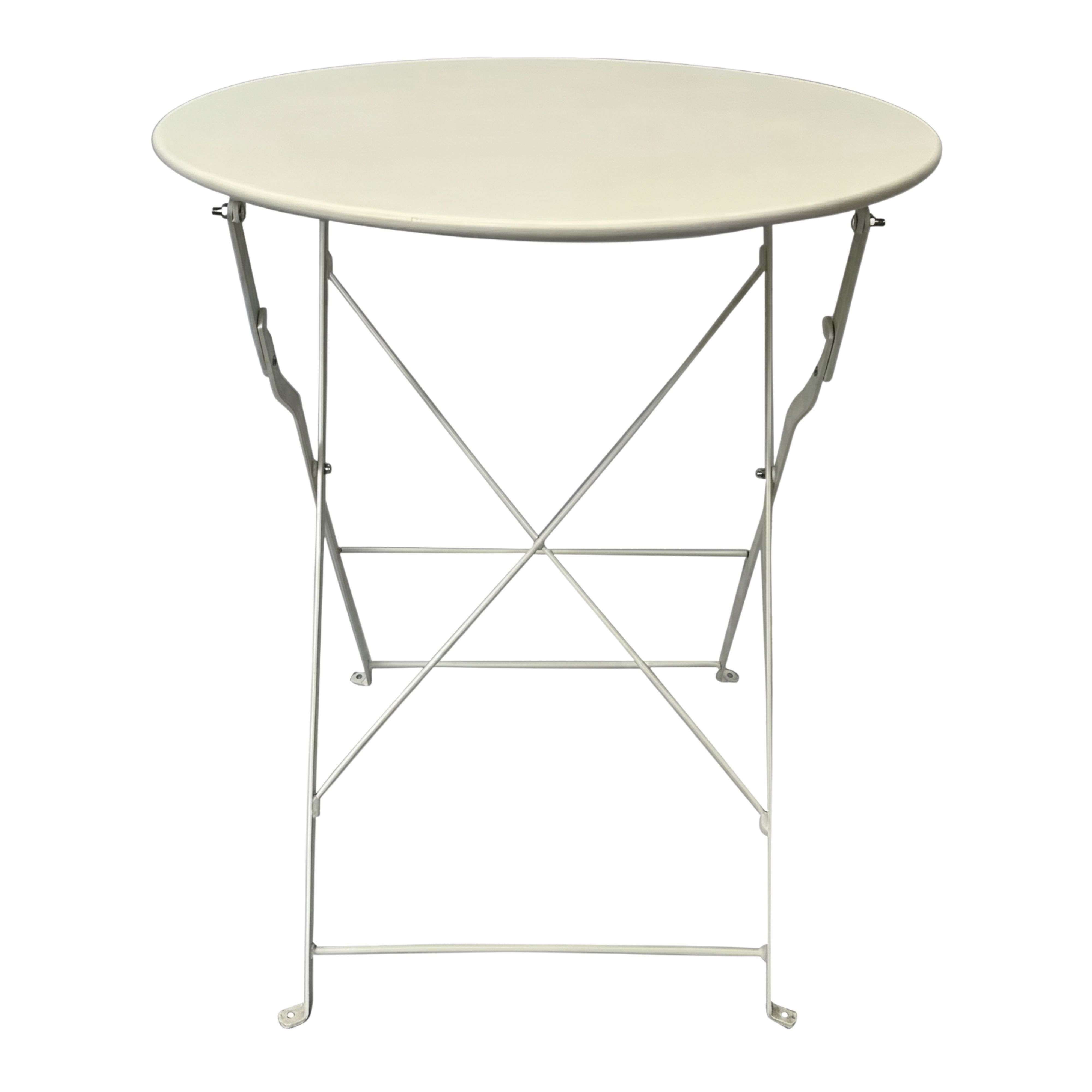 Una mesa plegable redonda de metal blanco con patas cruzadas sobre un fondo claro.