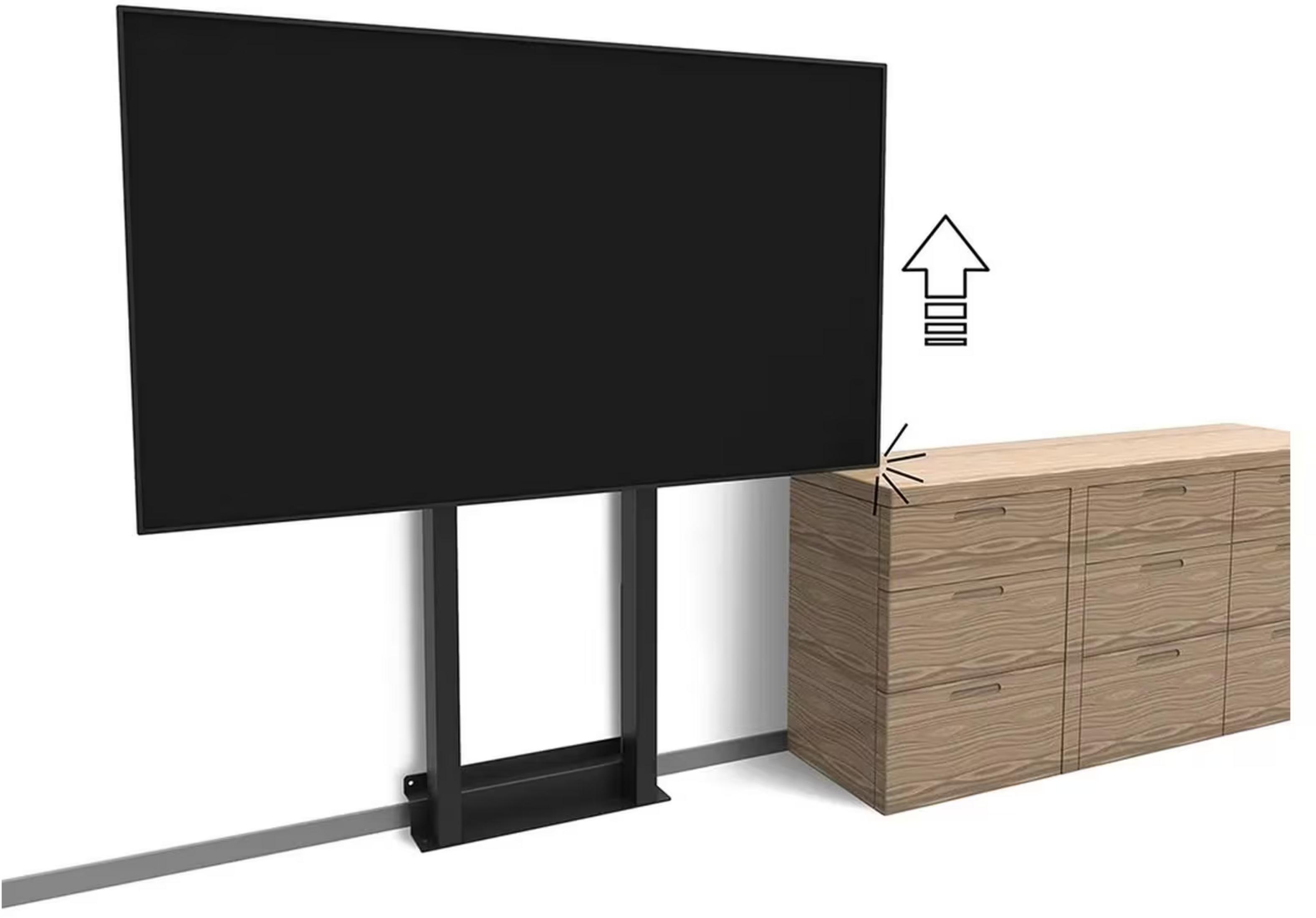 Un gran televisor negro está en un soporte al lado de una cómoda de madera contra una pared blanca.