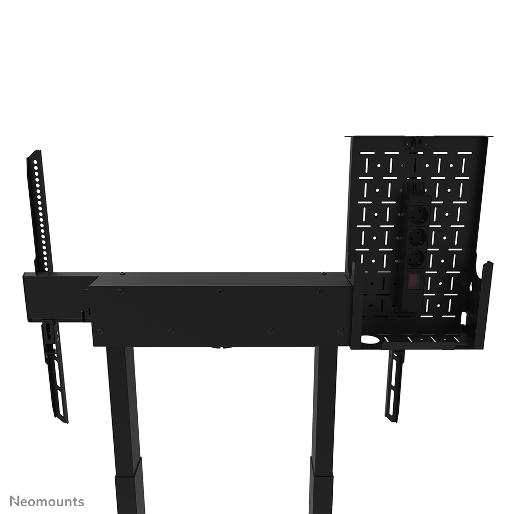 Soporte de TV negro con panel lateral perforado y regleta en patas ajustables.