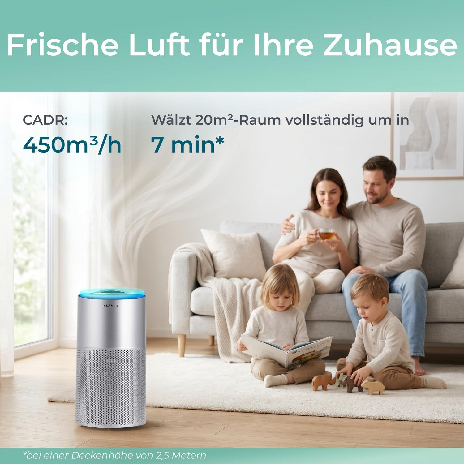 Eine Familie sitzt auf einem Sofa, während ein silberner Luftreiniger im Vordergrund frische Luft verbreitet.