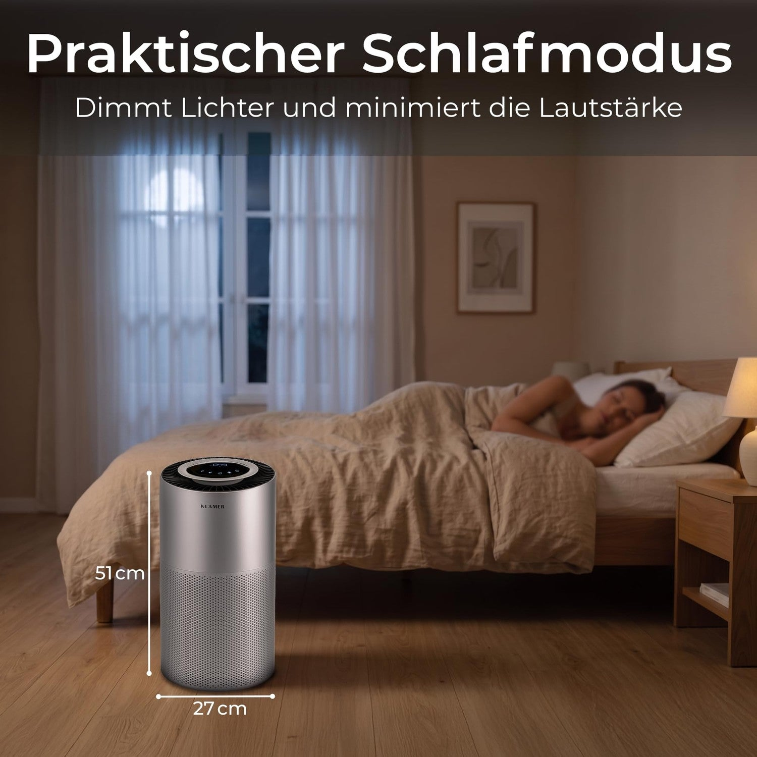 Silberner Luftreiniger in einem ruhigen Schlafzimmer, während eine Frau im Bett schläft.
