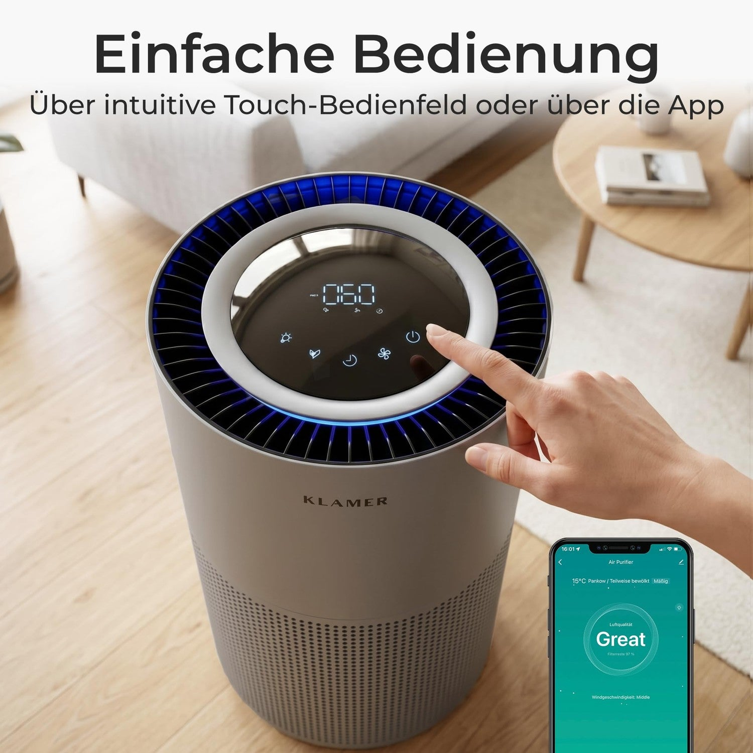 Hand bedient runden grauen Luftreiniger mit Touch-Display und App-Steuerung in einem hellen Raum.