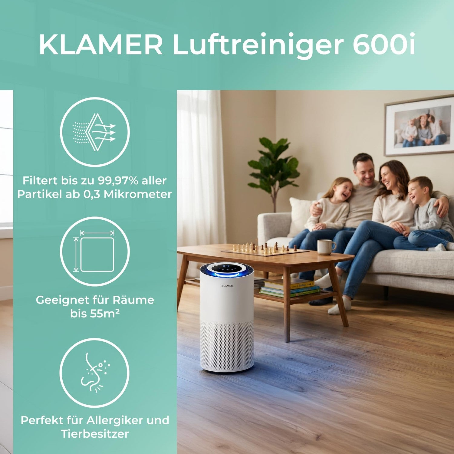 Ein weißer Klamer Luftreiniger steht auf einem Holzboden in einem Wohnzimmer mit einer lächelnden Familie auf dem Sofa.