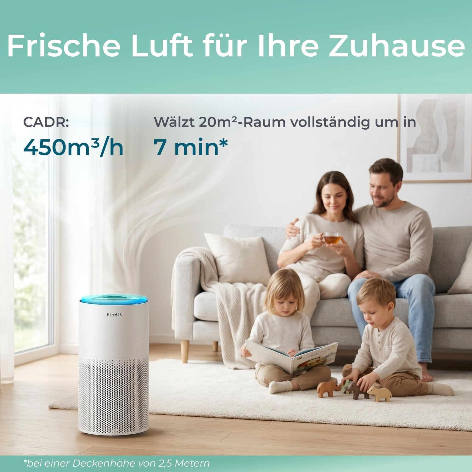 Eine Familie sitzt auf dem Sofa, während im Vordergrund ein weißer Luftreiniger läuft, mit Werbetext.