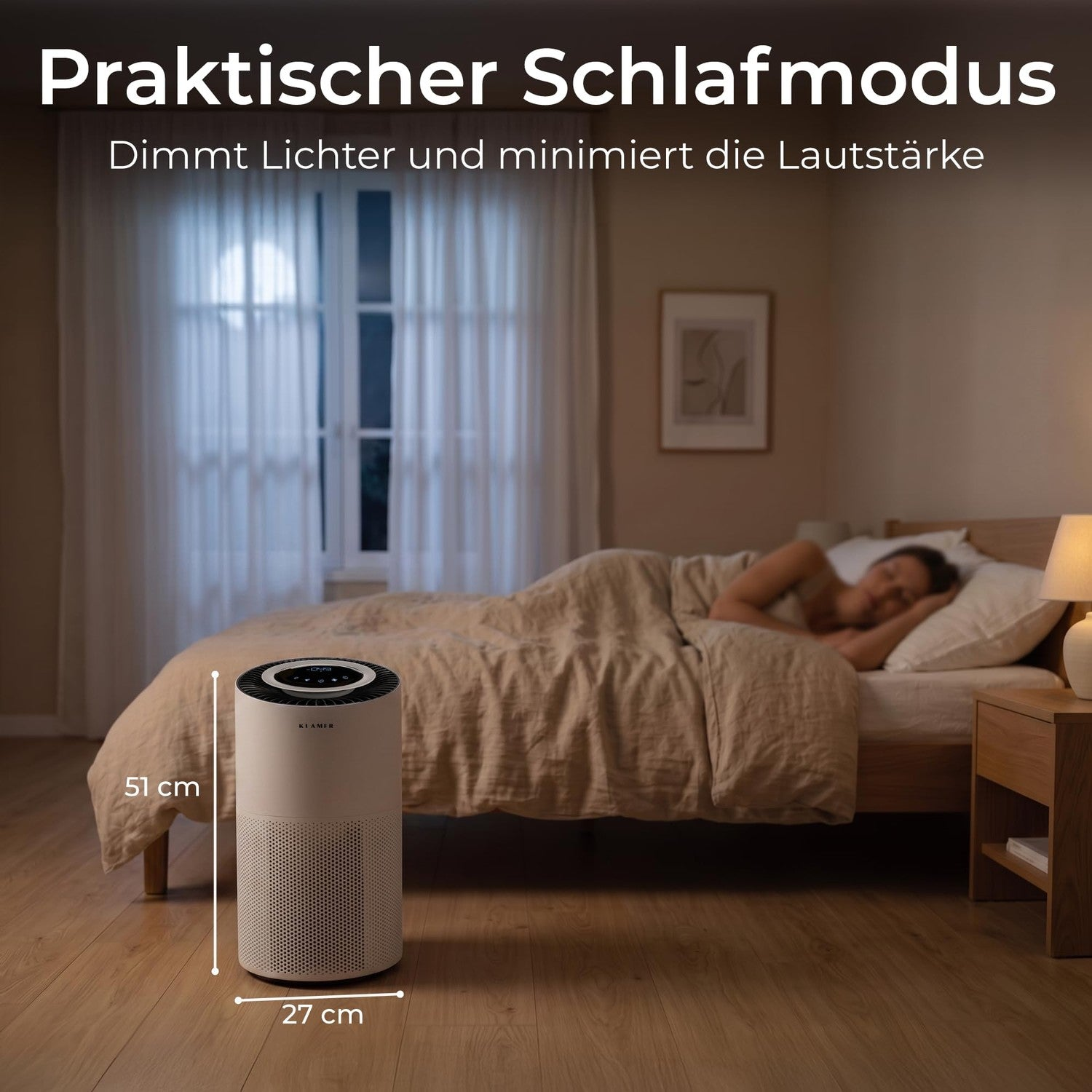 Ein weißer Luftreiniger steht im Schlafzimmer, während eine Frau im Bett schläft.