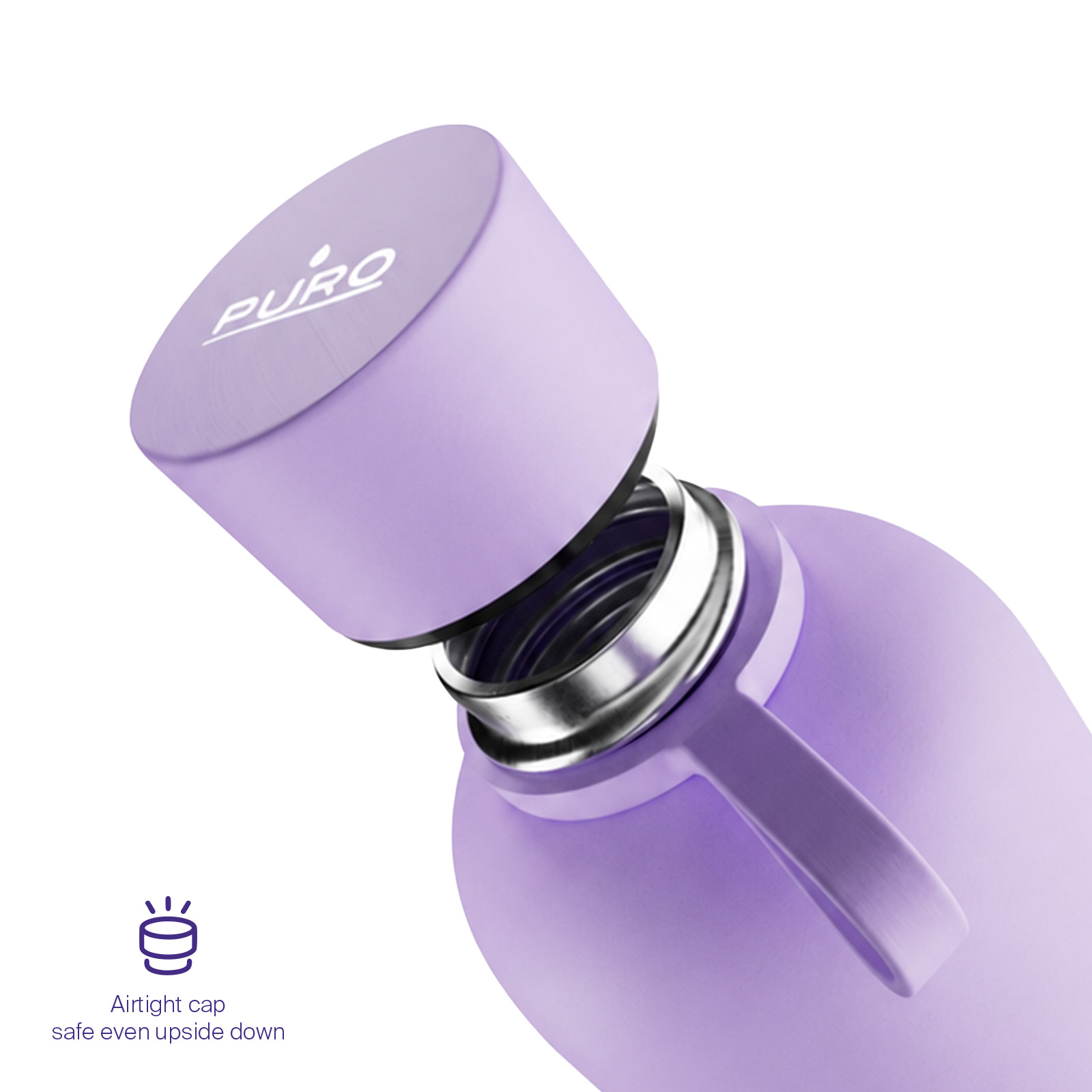 Una botella de agua Puro de color violeta claro con su tapa a juego flotando sobre el cuello plateado.