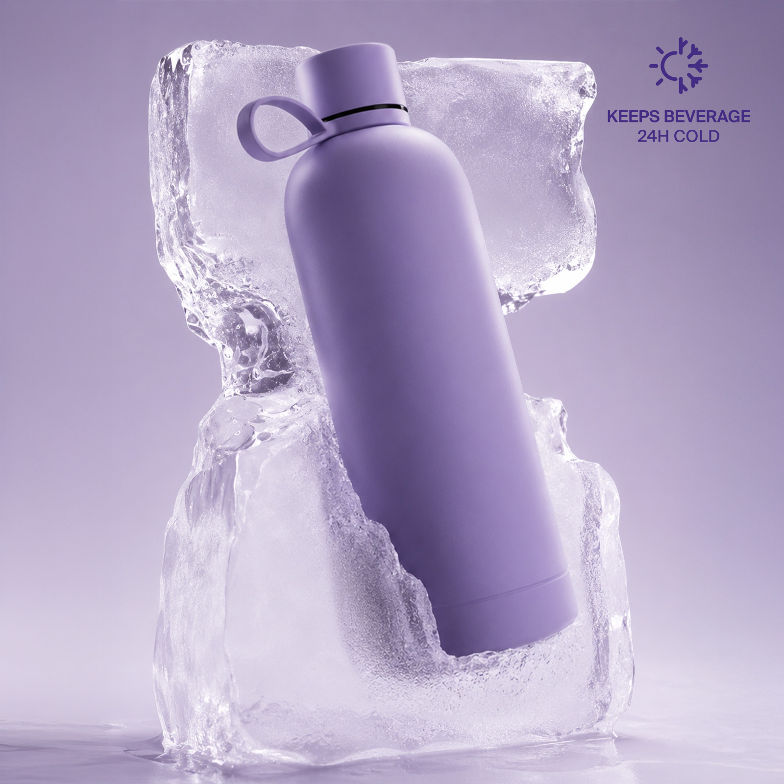 Una botella de agua morada sobre grandes bloques de hielo y fondo morado.