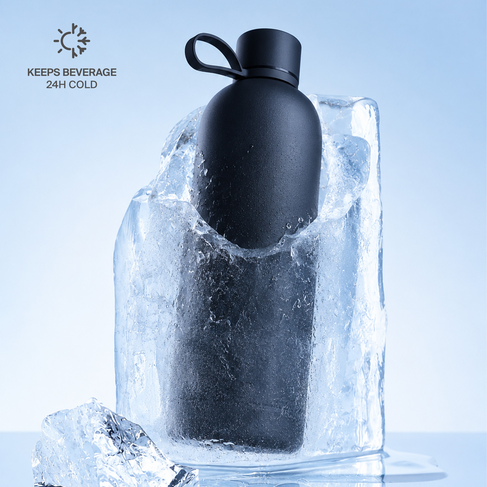 Botella de agua negra incrustada en hielo derretido sobre fondo azul.