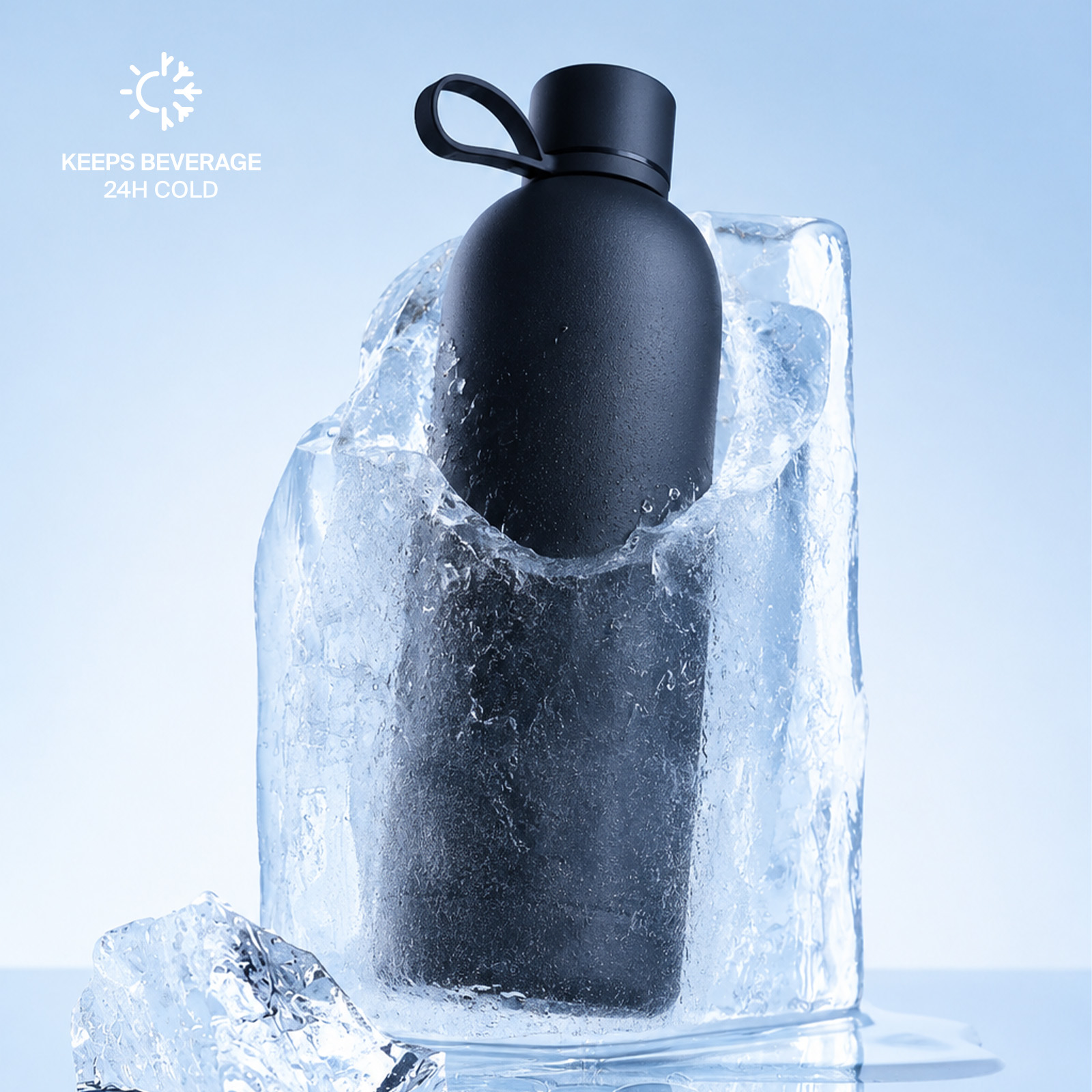 Una botella de agua negra está incrustada en un bloque de hielo, con texto.