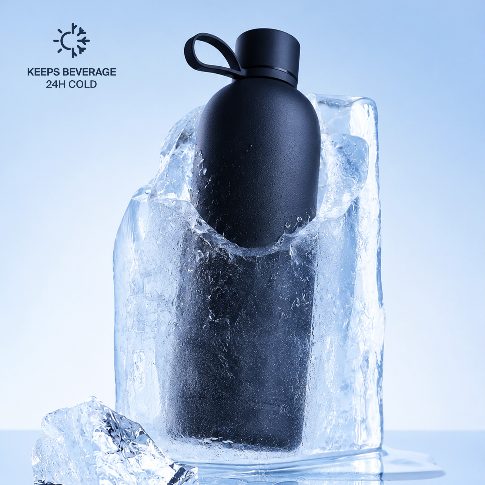 Una botella térmica negra incrustada en un gran bloque de hielo sobre fondo azul.