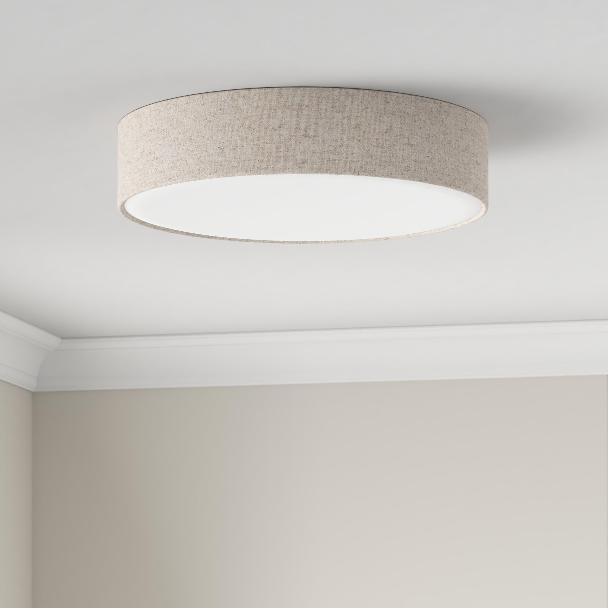 Plafoniera rotonda beige su soffitto bianco in una stanza con pareti beige.