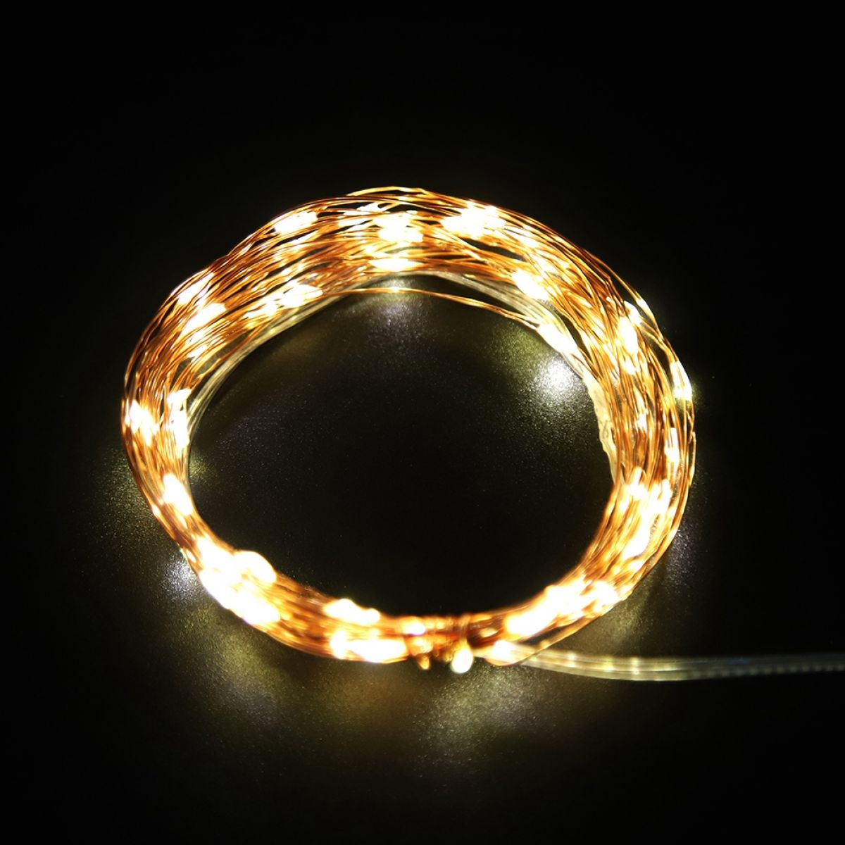 Eine spiralförmige LED-Lichterkette mit warmen, hellen Lichtern leuchtet auf einem dunklen Hintergrund.