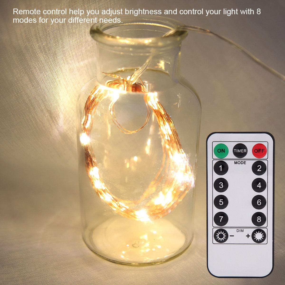 Eine Lichterkette in einer Glasflasche neben einer Fernbedienung.