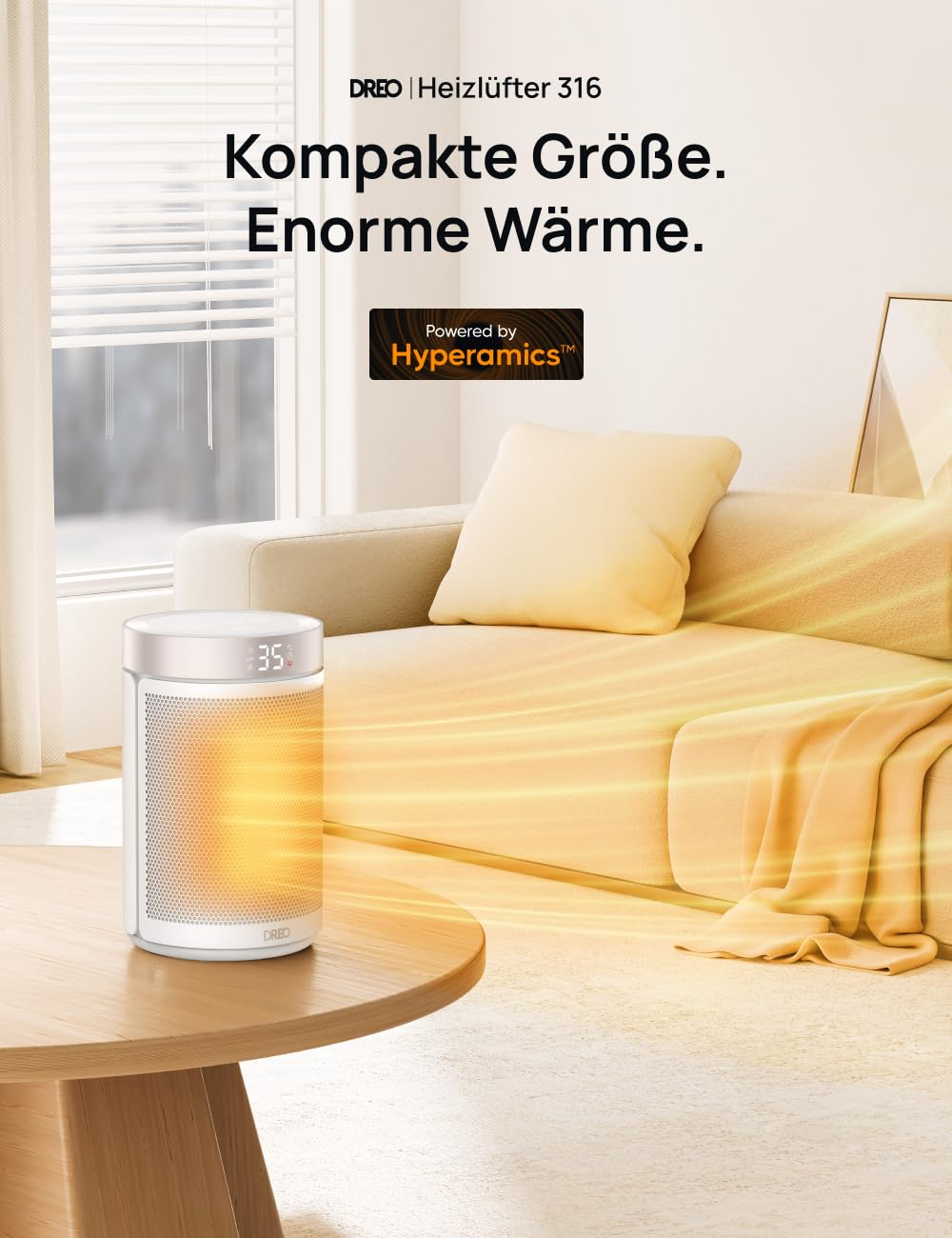 Un radiateur soufflant blanc sur une table en bois diffuse de l'air chaud.