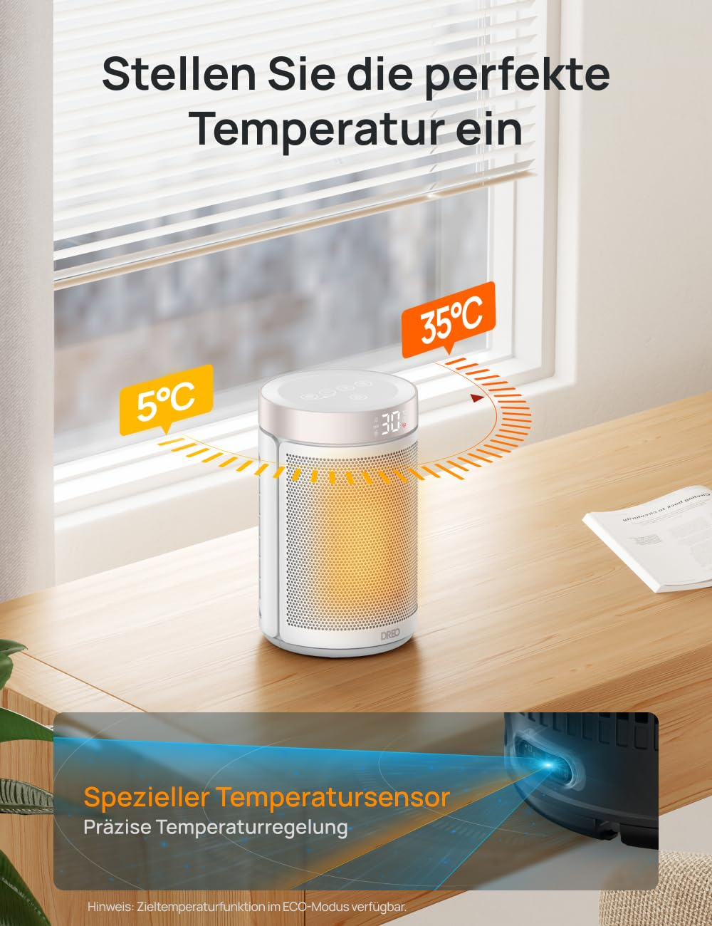 Un radiateur soufflant blanc sur un bureau en bois près d'une fenêtre avec des stores, indiquant la température.