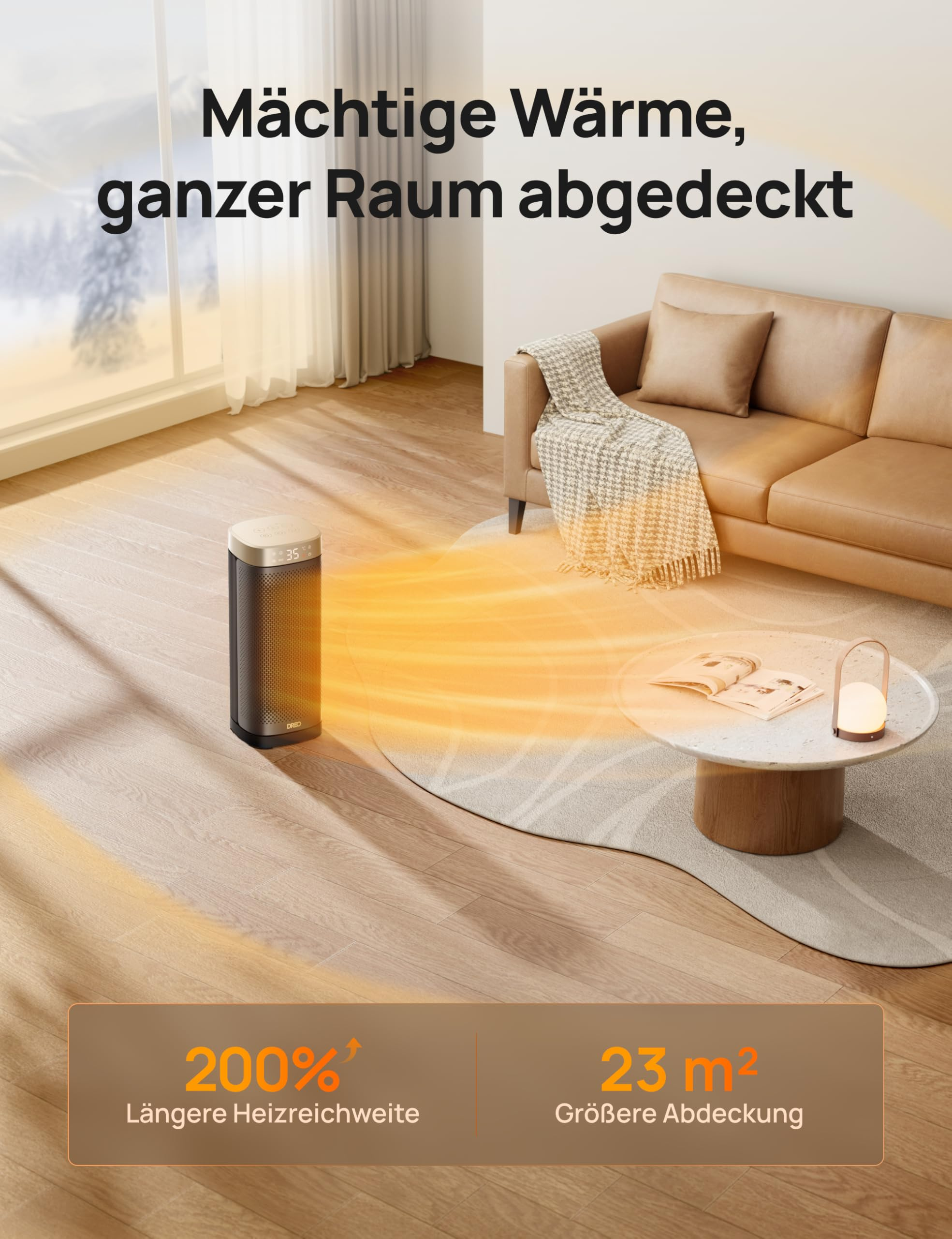 Ein turmartiger Heizlüfter strahlt warme Luft in einem hellen, gemütlichen Wohnzimmer aus.