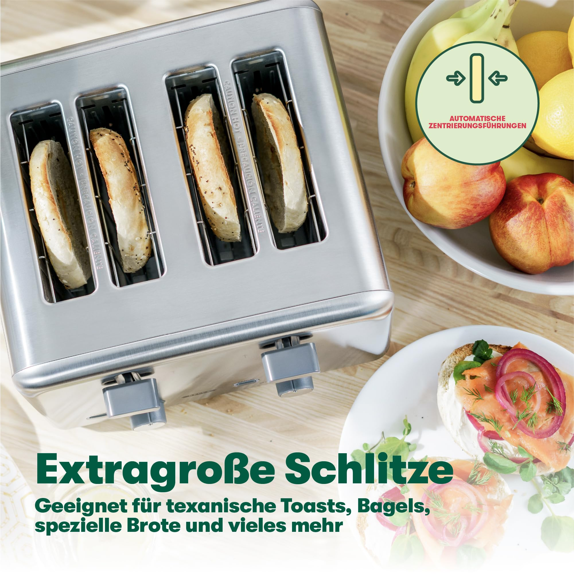 Un tostapane in acciaio inossidabile a quattro fessure con bagel, una fruttiera e piatti con panini.
