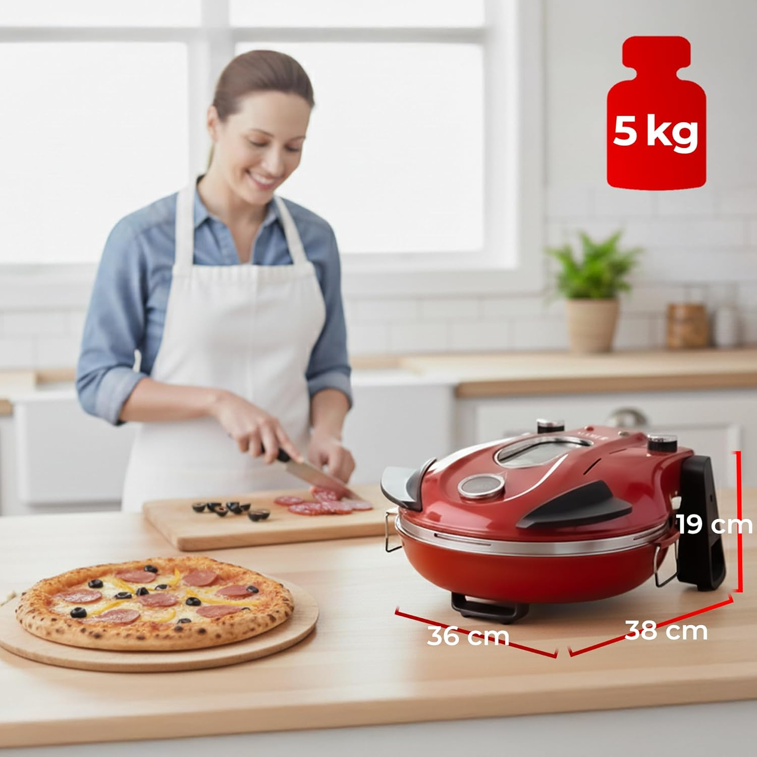 Eine Frau in weißer Schürze schneidet Oliven auf einem Brett, daneben ein roter Pizzaofen und eine Pizza.