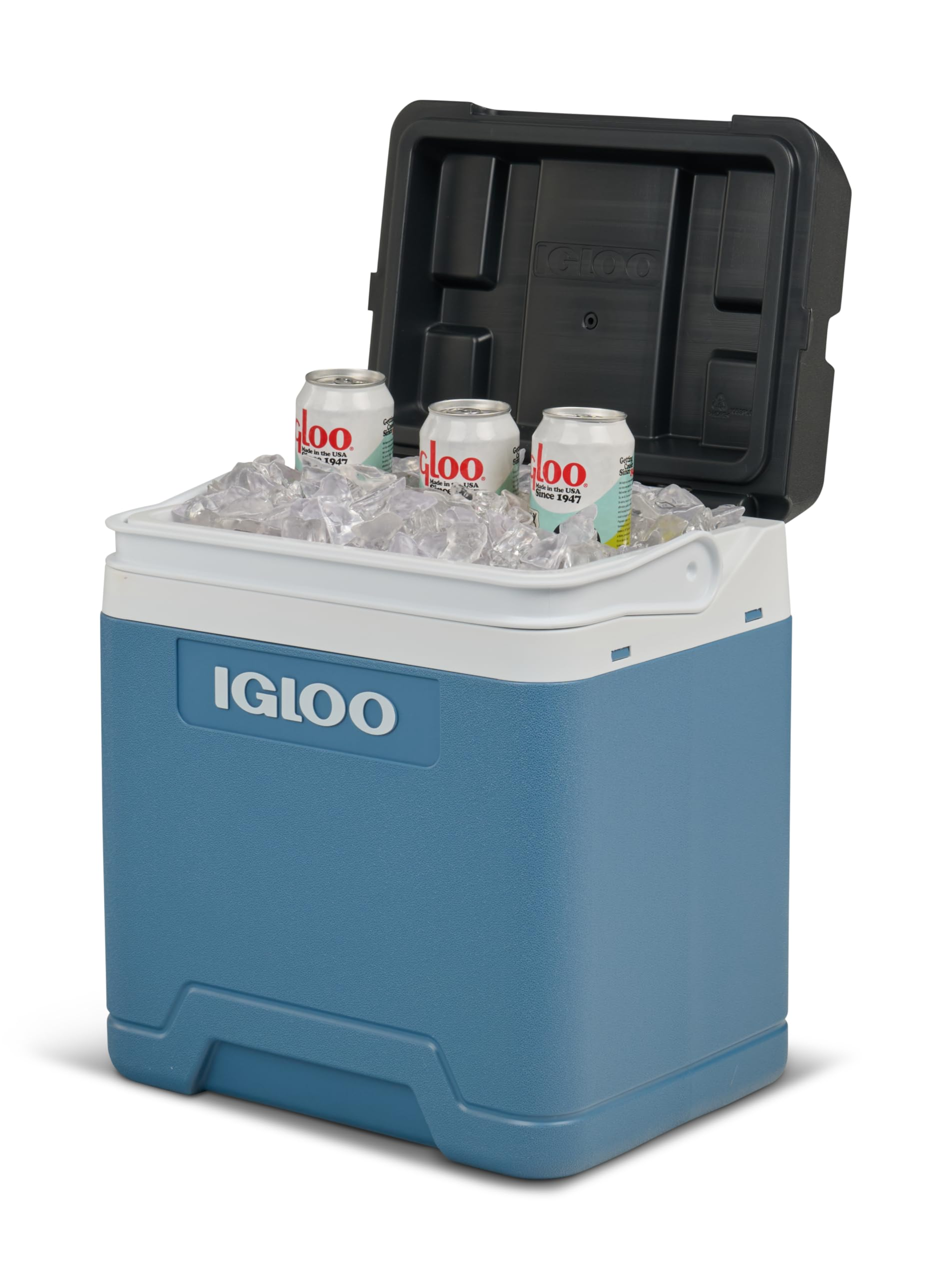 Eine offene blau-weiße Igloo-Kühlbox mit Eis und drei Getränkedosen vor weißem Hintergrund.