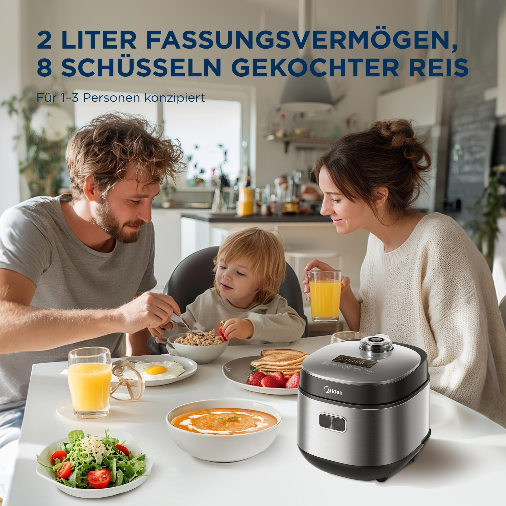 Eine Familie beim Frühstück in einer Küche, mit einem Midea Reiskocher auf dem Tisch im Vordergrund.