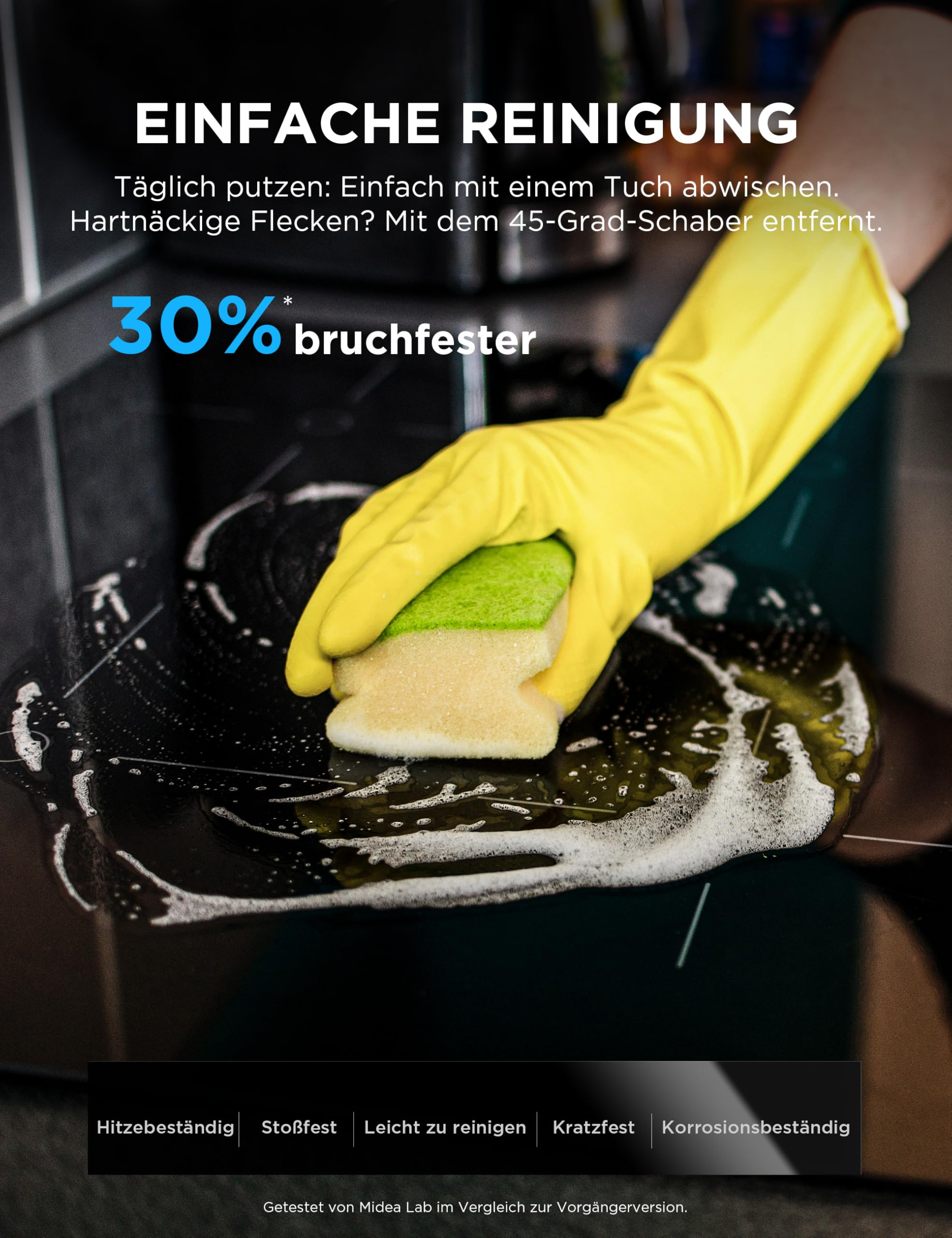 Eine hand in gelbem handschuh reinigt mit schwamm und seife ein kochfeld.