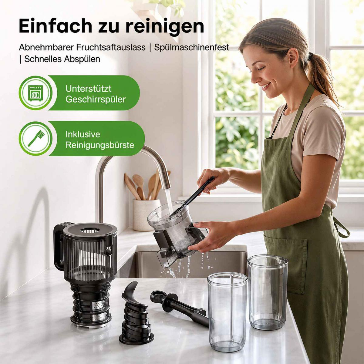 Frau wäscht Entsafterteile am Küchenwaschbecken, daneben stehen weitere Teile.