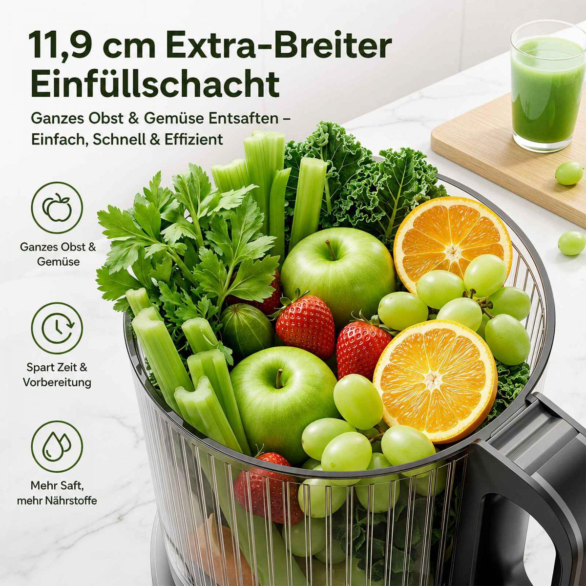 Ein breiter Entsafter gefüllt mit frischem Obst und Gemüse wie Äpfeln, Orangen, Trauben und Sellerie.