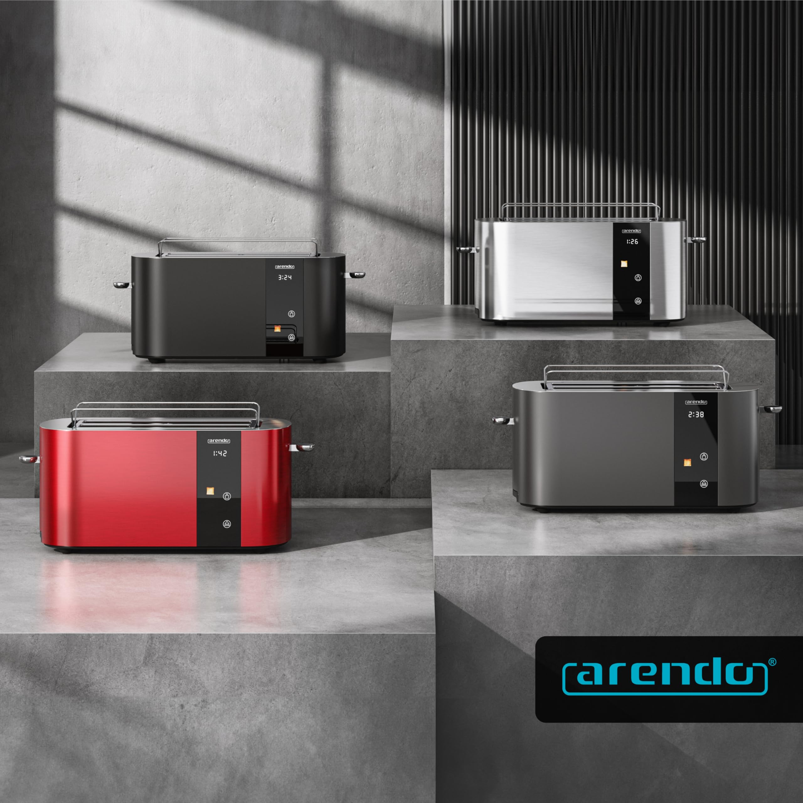 Quatre grille-pain Arendo noir, argent, rouge et gris exposés sur des socles en béton.
