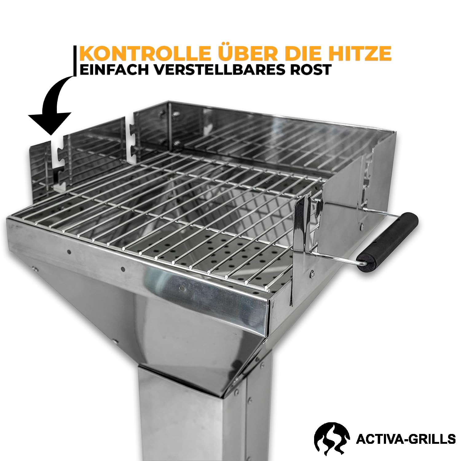 Griglia a carbone in acciaio inossidabile con griglia regolabile su sfondo bianco.