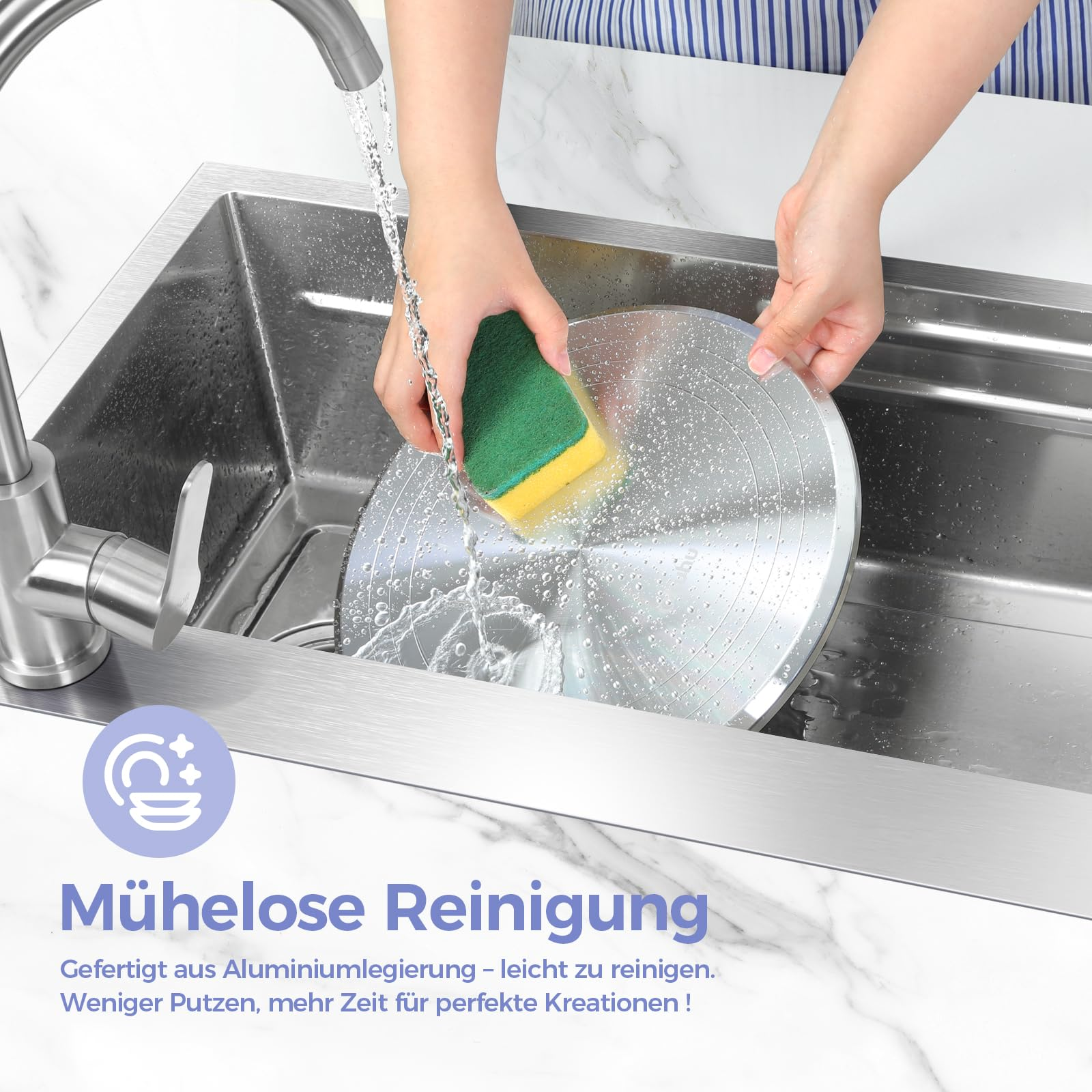 Eine Person wäscht eine Metallplatte mit einem Schwamm unter fließendem Wasser ab.