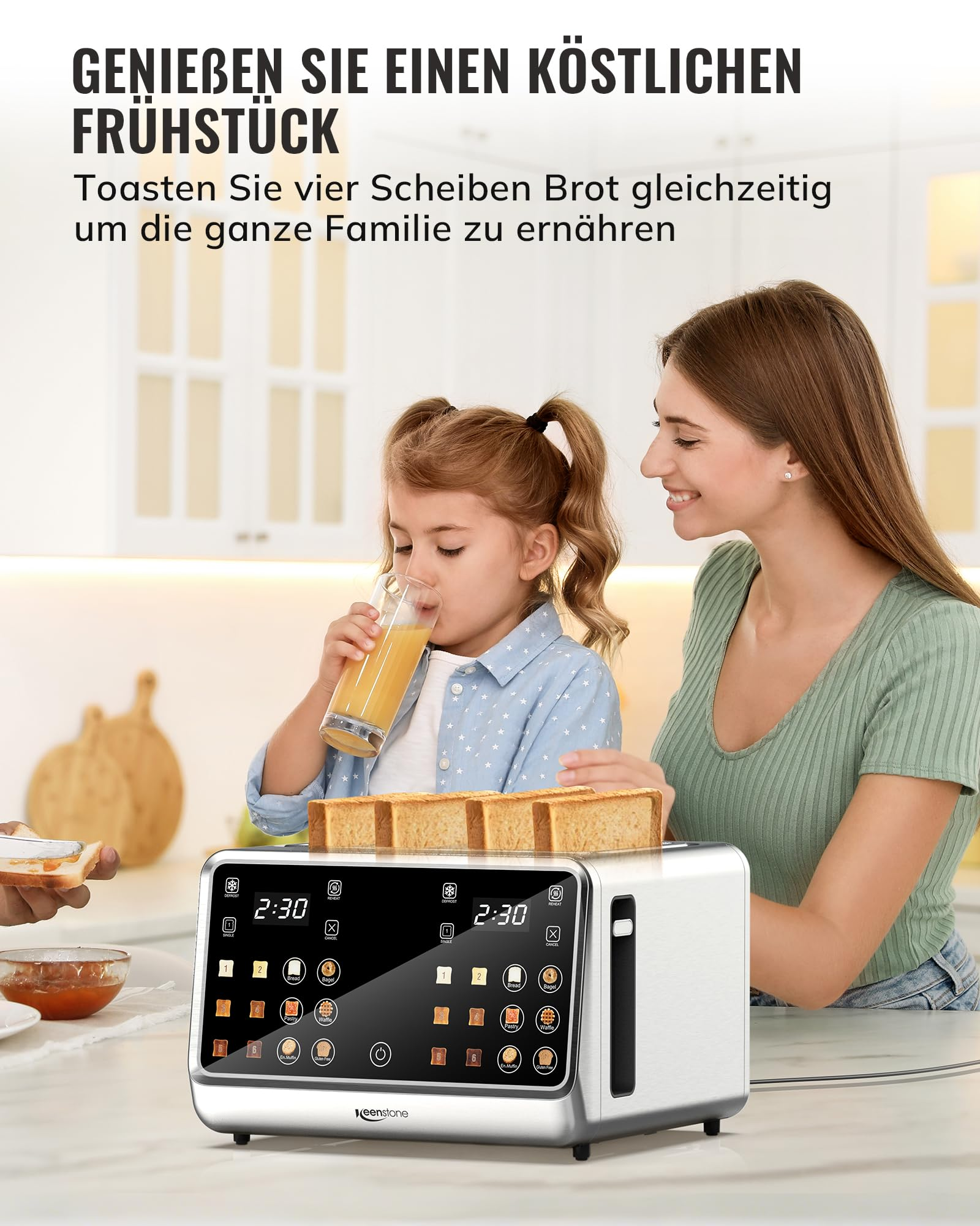Une mère et sa fille déjeunent dans une cuisine avec un grille-pain moderne.