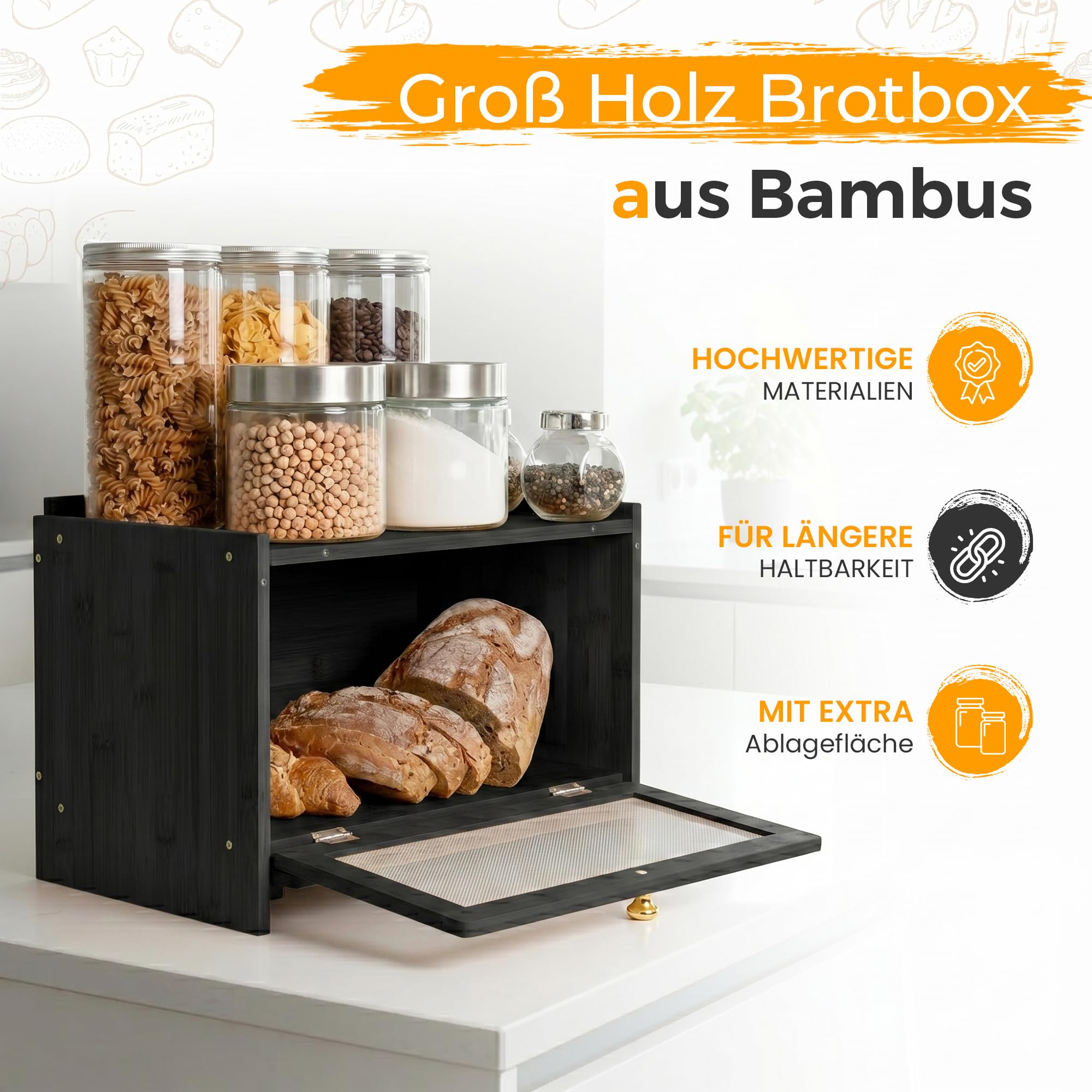 Un portapane in bambù nero con barattoli di vetro sopra contenenti pasta, cereali e spezie.