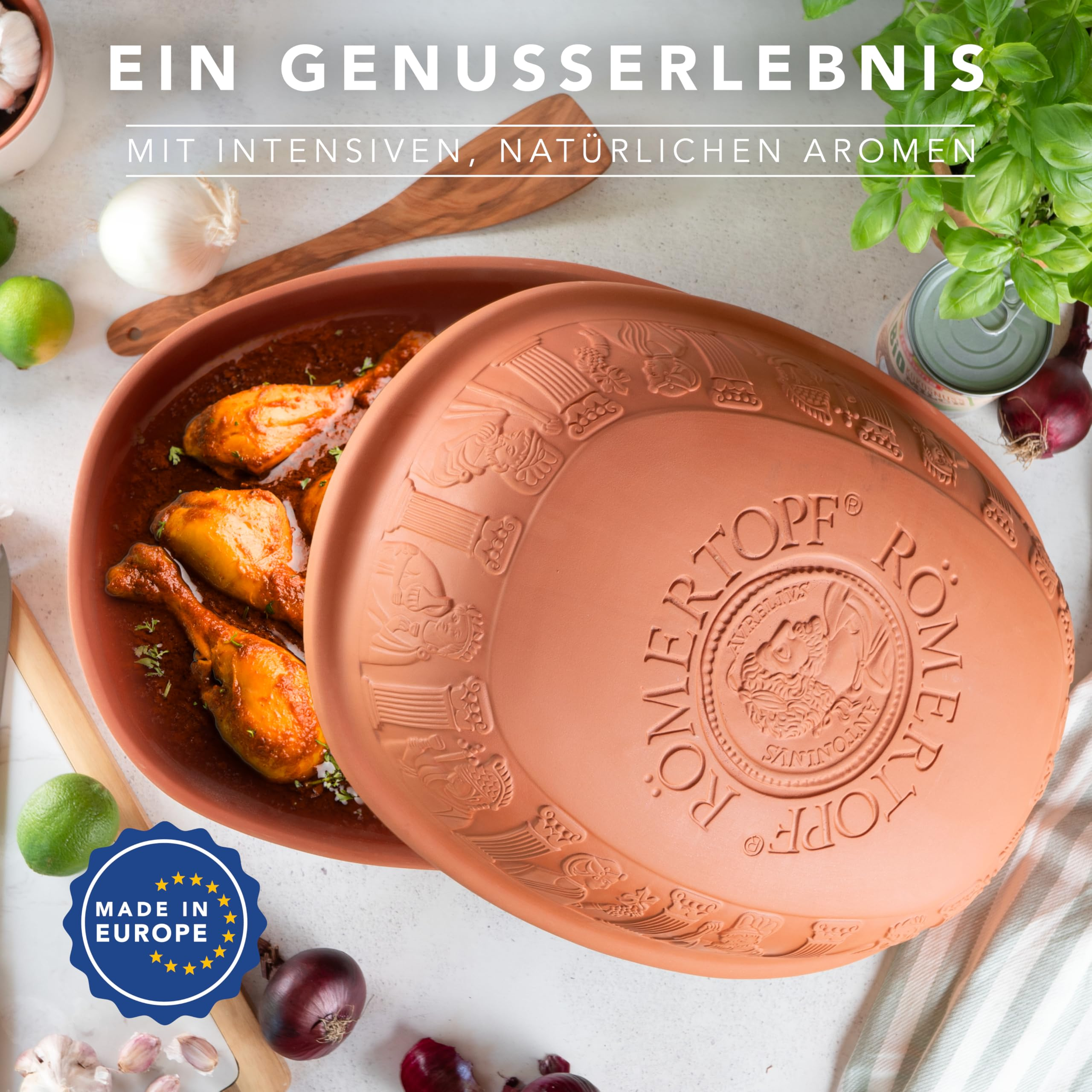 Ein Römer-Tonkasserolle mit Hähnchenschenkeln, umgeben von Zwiebeln, Limetten und Kräutern.